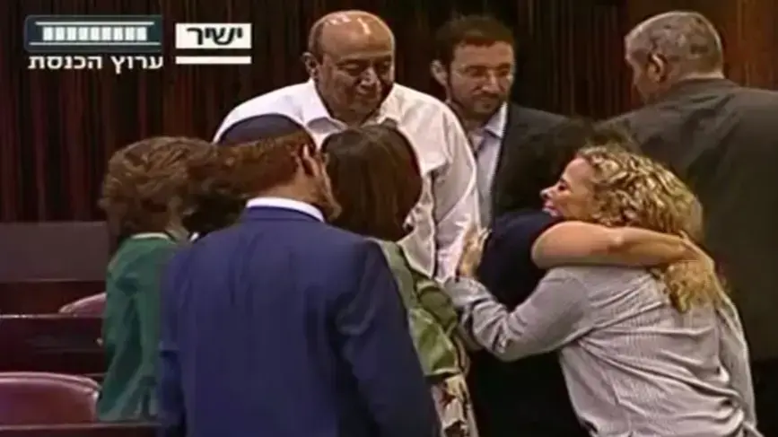 חיבוקים בכנסת: איילת נחמיאס ורבין חיבוקים בכנסת: איילת נחמיאס ורבין