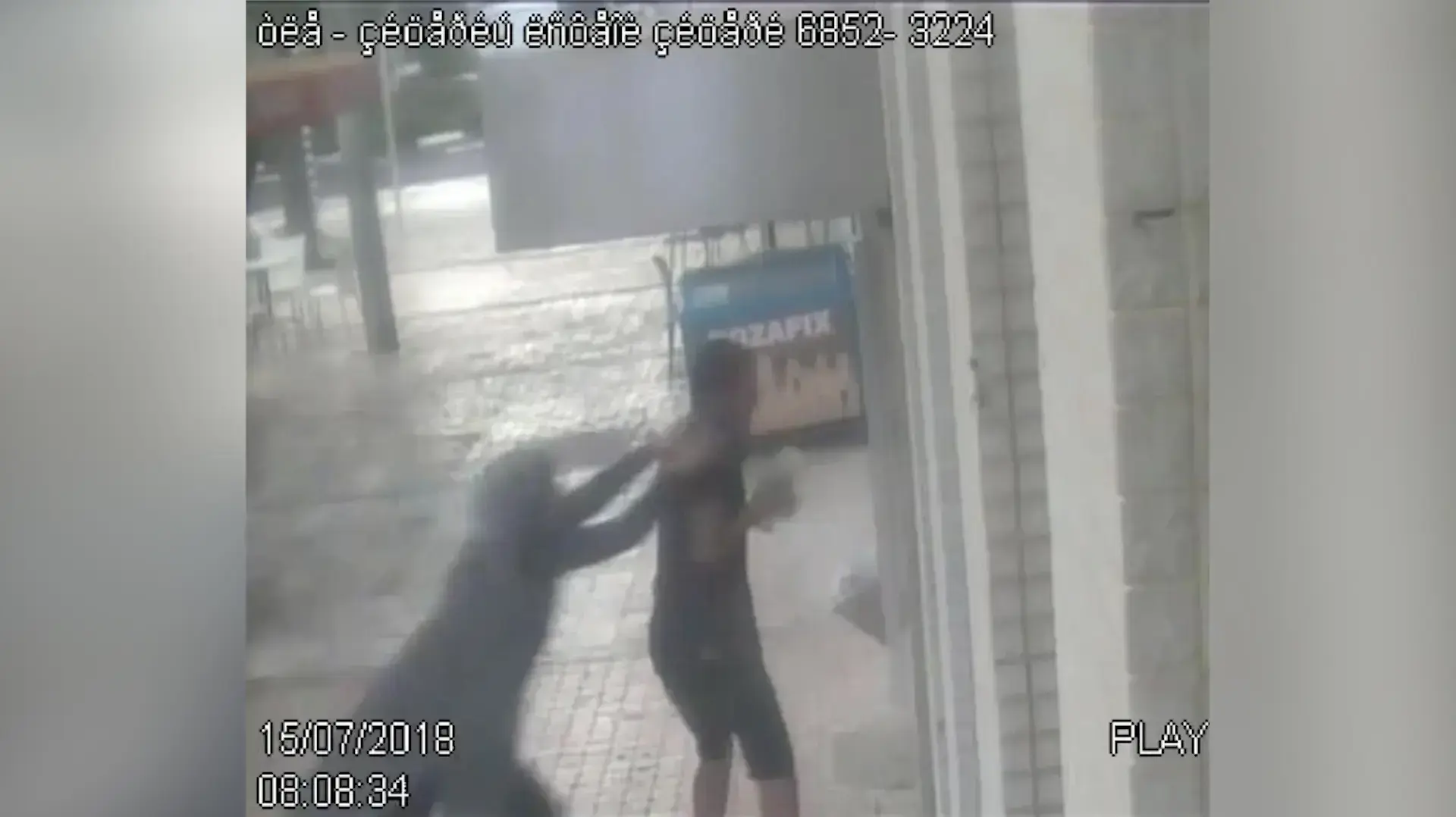 תיעוד: גבר צעיר ניסה לשדוד אישה בכספומט ונתקל בהתנגדות מפתיעה