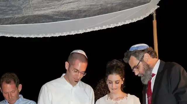 זוג שחותן על ידי הרב דב "דובי" חיון שנעצר הבוקר על ידי המשטרה, 19 ביולי 2018 זוג שחותן על ידי הרב דב "דובי" חיון שנעצר הבוקר על ידי המשטרה, 19 ביולי 2018