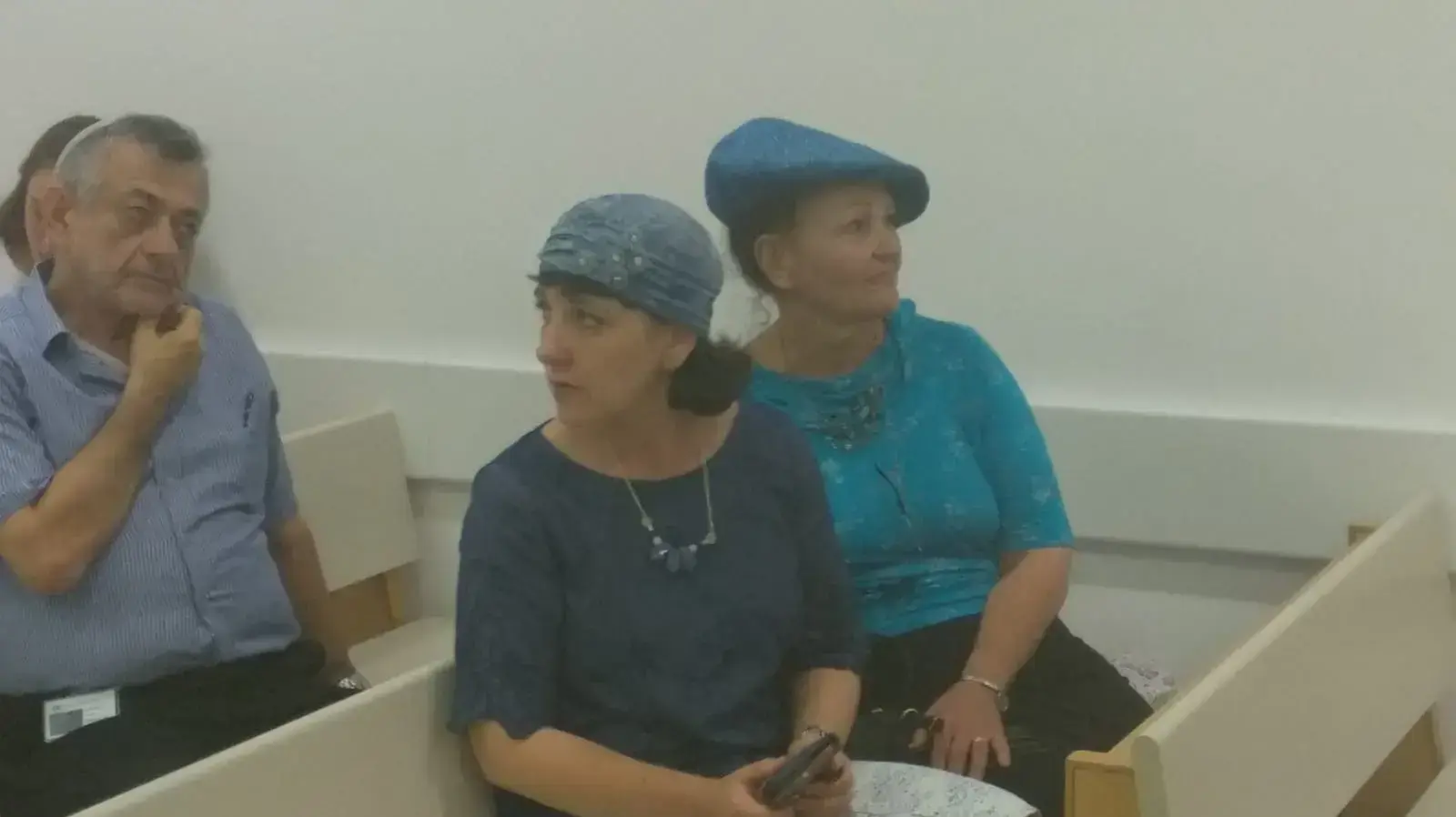בתו ואלמנתו של ראובן שמרלינג לפני קריאת גז"ד של המחבלים שרצחו את שמרלינג במפעל בכפר קאסם. בתו ואלמנתו של ראובן שמרלינג לפני קריאת גז"ד של המחבלים שרצחו את שמרלינג במפעל בכפר קאסם.