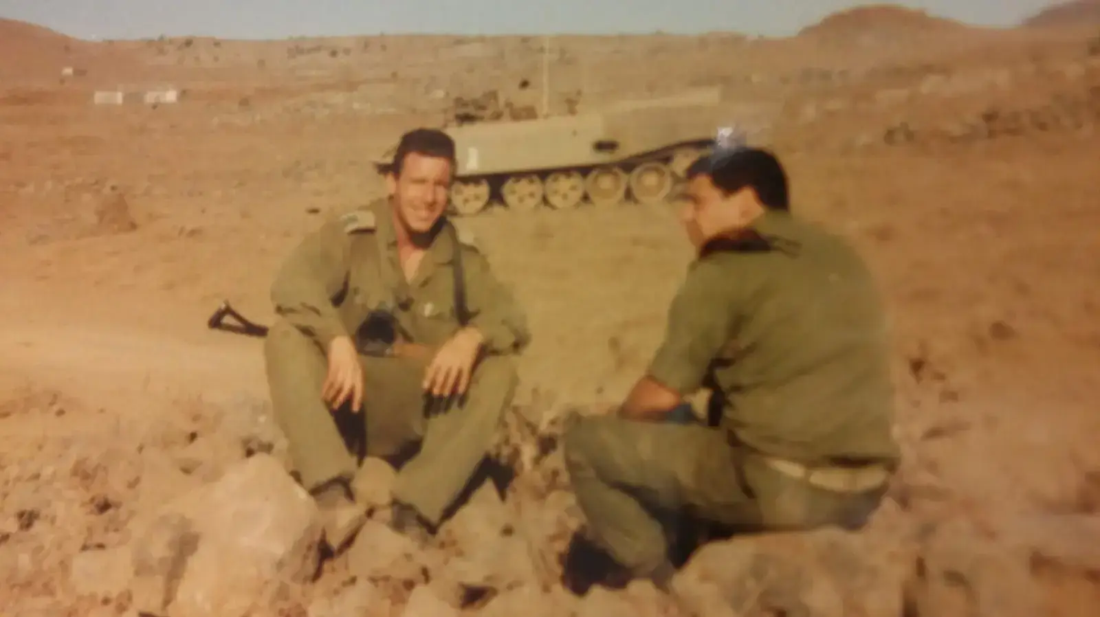 שנת 1990 . מימין הרמטכ"ל רב אלוף גדי איזנקוט. אז היה מפקד גדוד 13. משמאל. עדי כרמי. מפקד הפלוגה הרובאית. ברקע: נגמש האכזרית שהוגדר באותם ימים כסודי ביותר. זה היה האימון הראשון של גולני עם האכזרית.