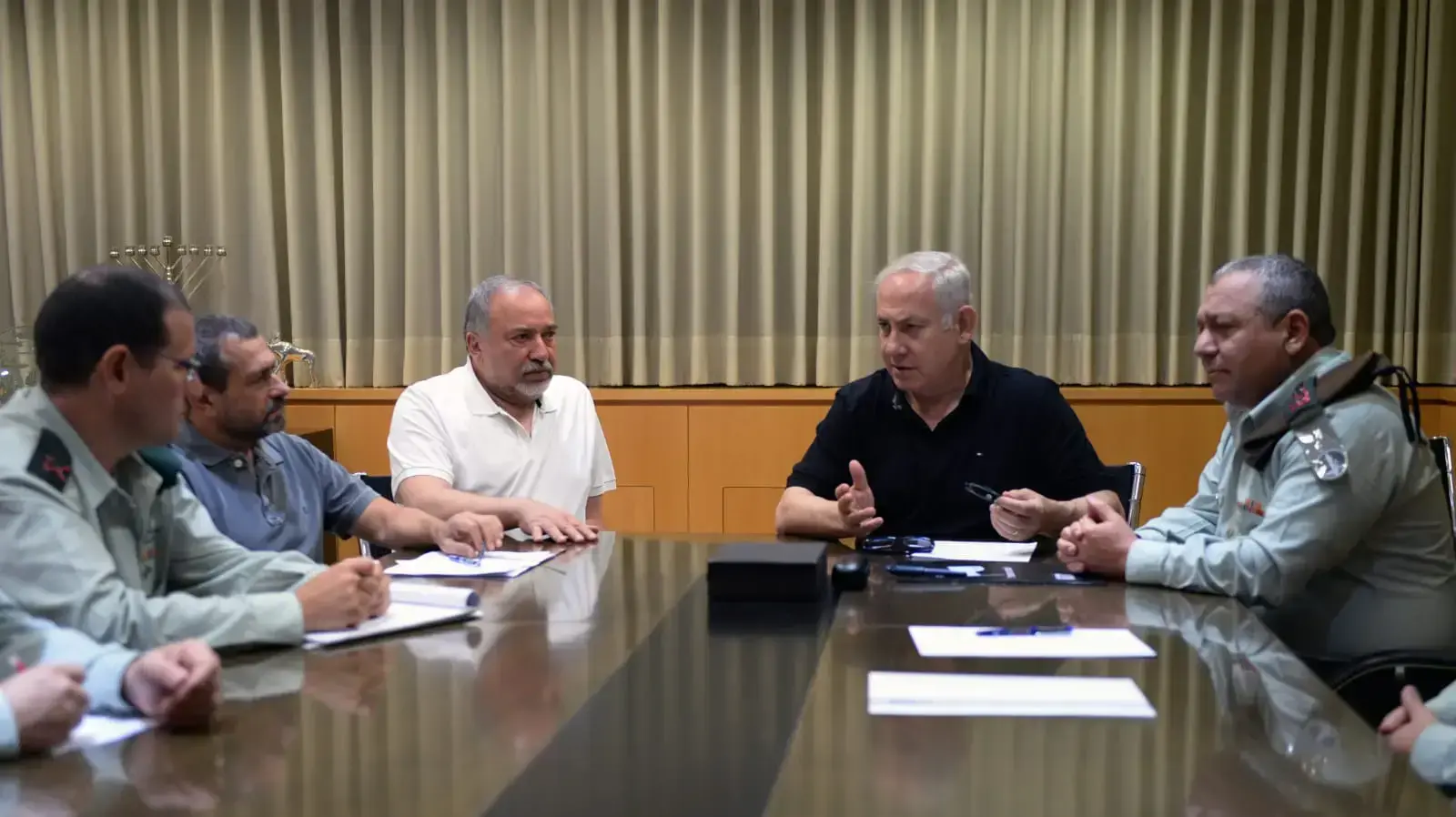 ראש הממשלה בנימין נתניהו שר הביטחון אביגדור ליברמן והרמטכ"ל גדי איזנקוט בהתייעצות בקריה ב-20 ביולי 2018 ראש הממשלה בנימין נתניהו שר הביטחון אביגדור ליברמן והרמטכ"ל גדי איזנקוט בהתייעצות בקריה ב-20 ביולי 2018