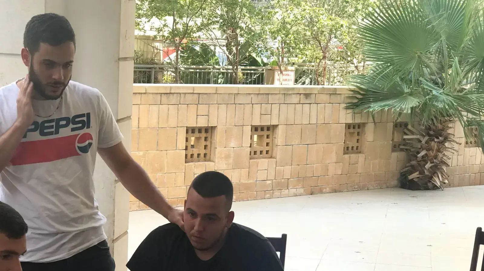 משפחתו וחבריו של סמ"ר אביב לוי שנהרג בגבול רצועת עזה, 21 ביולי 2018 (האח אוריאן יושב) משפחתו וחבריו של סמ"ר אביב לוי שנהרג בגבול רצועת עזה, 21 ביולי 2018 (האח אוריאן יושב)