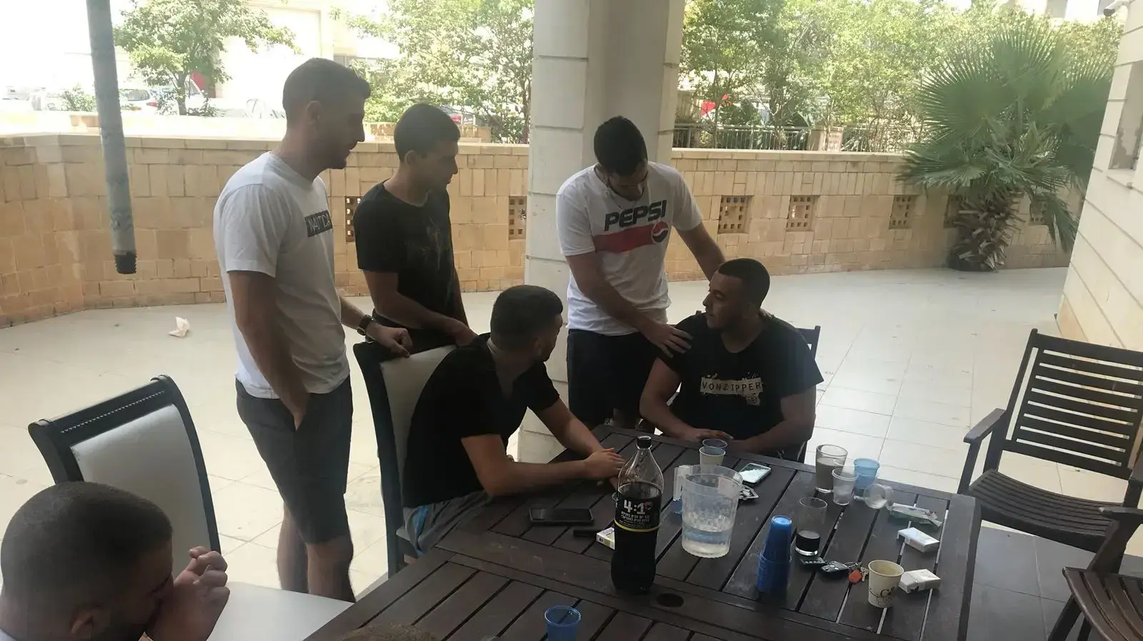 משפחתו וחבריו של סמ"ר אביב לוי שנהרג בגבול רצועת עזה, 21 ביולי 2018 (האח אוריאן יושב) משפחתו וחבריו של סמ"ר אביב לוי שנהרג בגבול רצועת עזה, 21 ביולי 2018 (האח אוריאן יושב)
