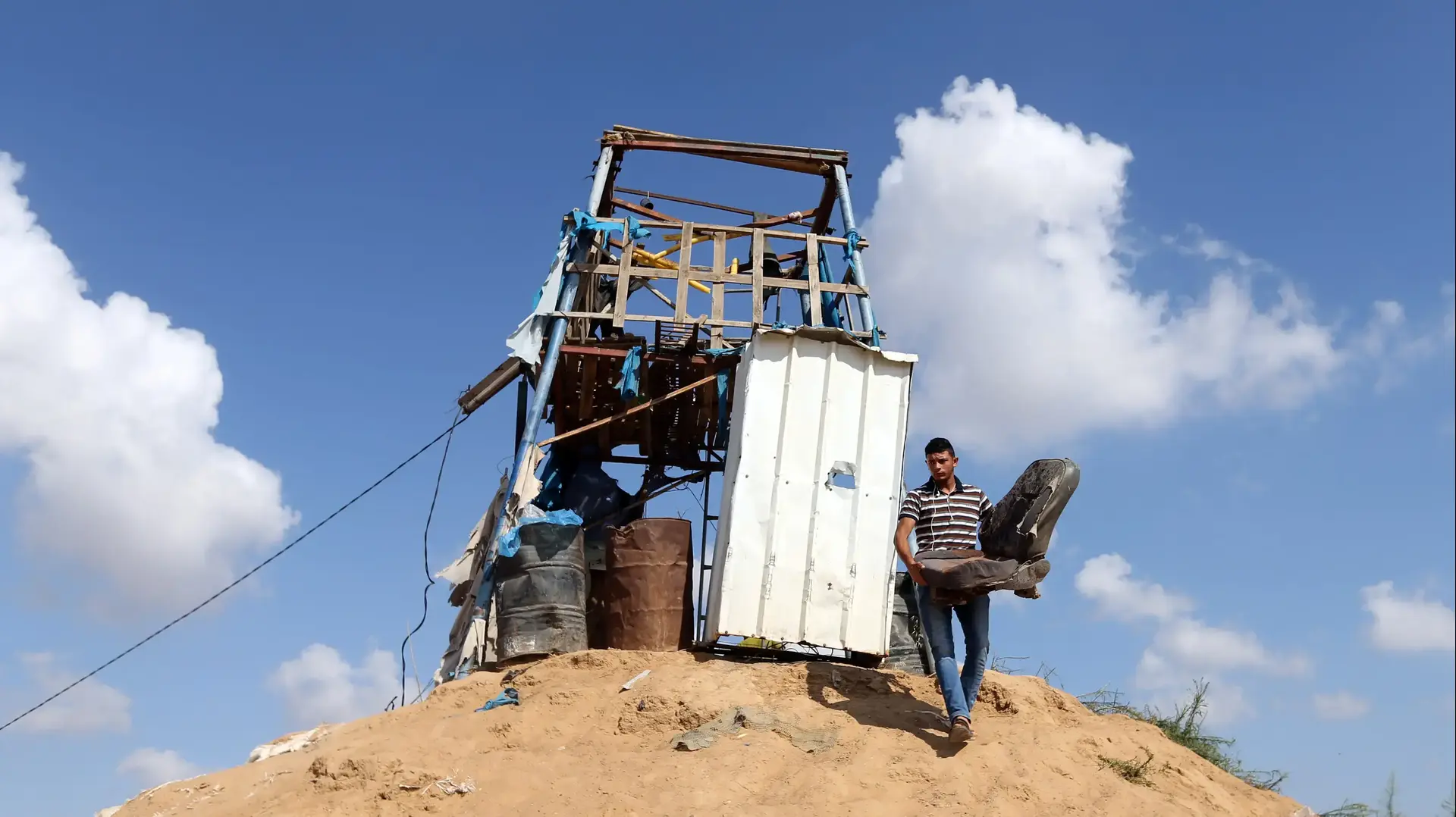 פלסטינים ליד עמדת חמאס שנורתה בידי צה"ל בתגובה לניסיון חדירה מעזה, 21 ביולי 2018 פלסטינים ליד עמדת חמאס שנורתה בידי צה"ל בתגובה לניסיון חדירה מעזה, 21 ביולי 2018