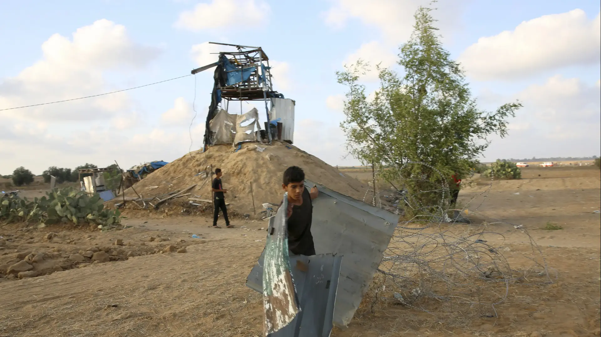 פלסטינים ליד עמדת חמאס שנורתה בידי צה"ל בתגובה לניסיון חדירה מעזה, 21 ביולי 2018 פלסטינים ליד עמדת חמאס שנורתה בידי צה"ל בתגובה לניסיון חדירה מעזה, 21 ביולי 2018