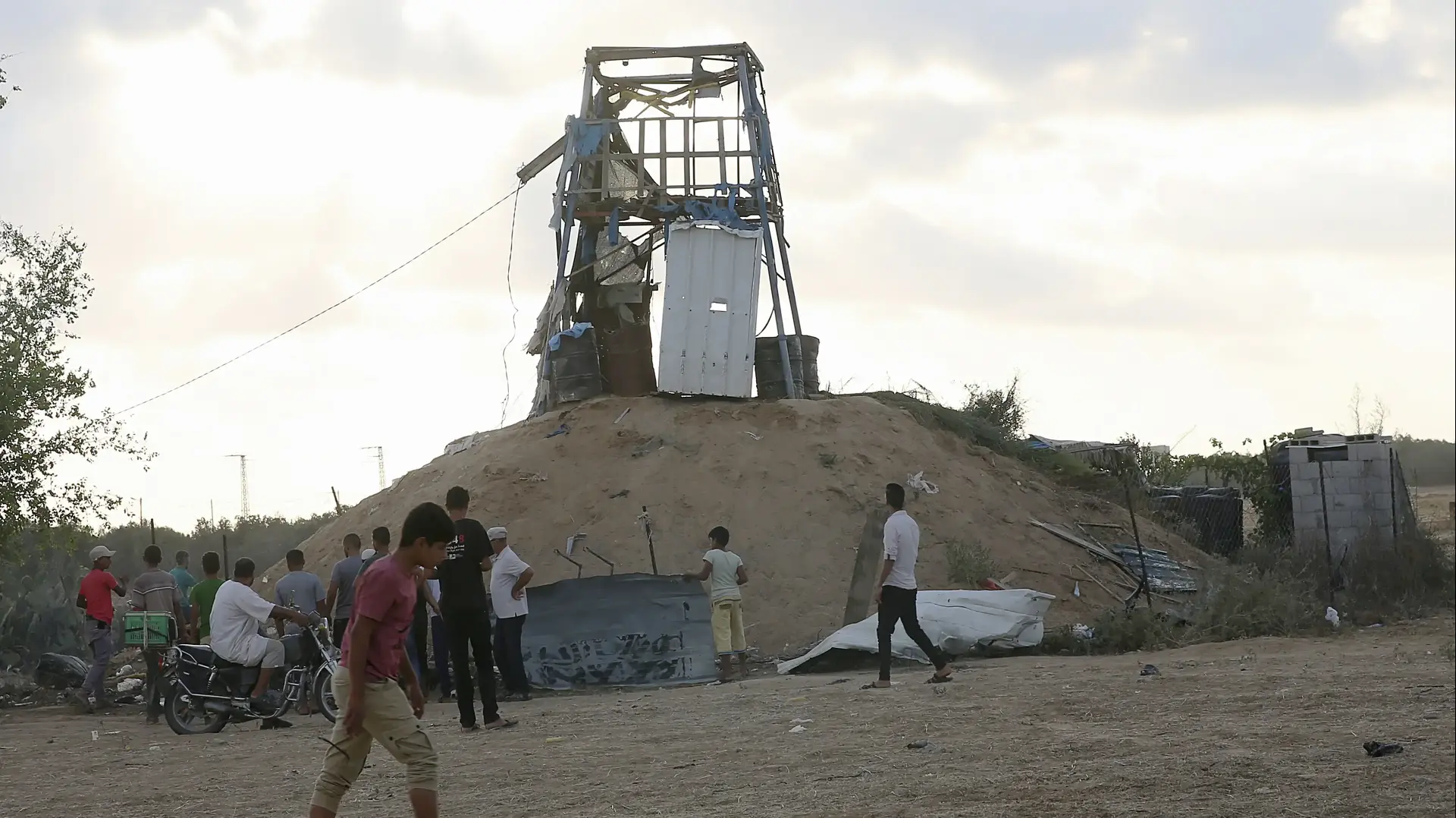 פלסטינים ליד עמדת חמאס שנורתה בידי צה"ל בתגובה לניסיון חדירה מעזה, 21 ביולי 2018 פלסטינים ליד עמדת חמאס שנורתה בידי צה"ל בתגובה לניסיון חדירה מעזה, 21 ביולי 2018