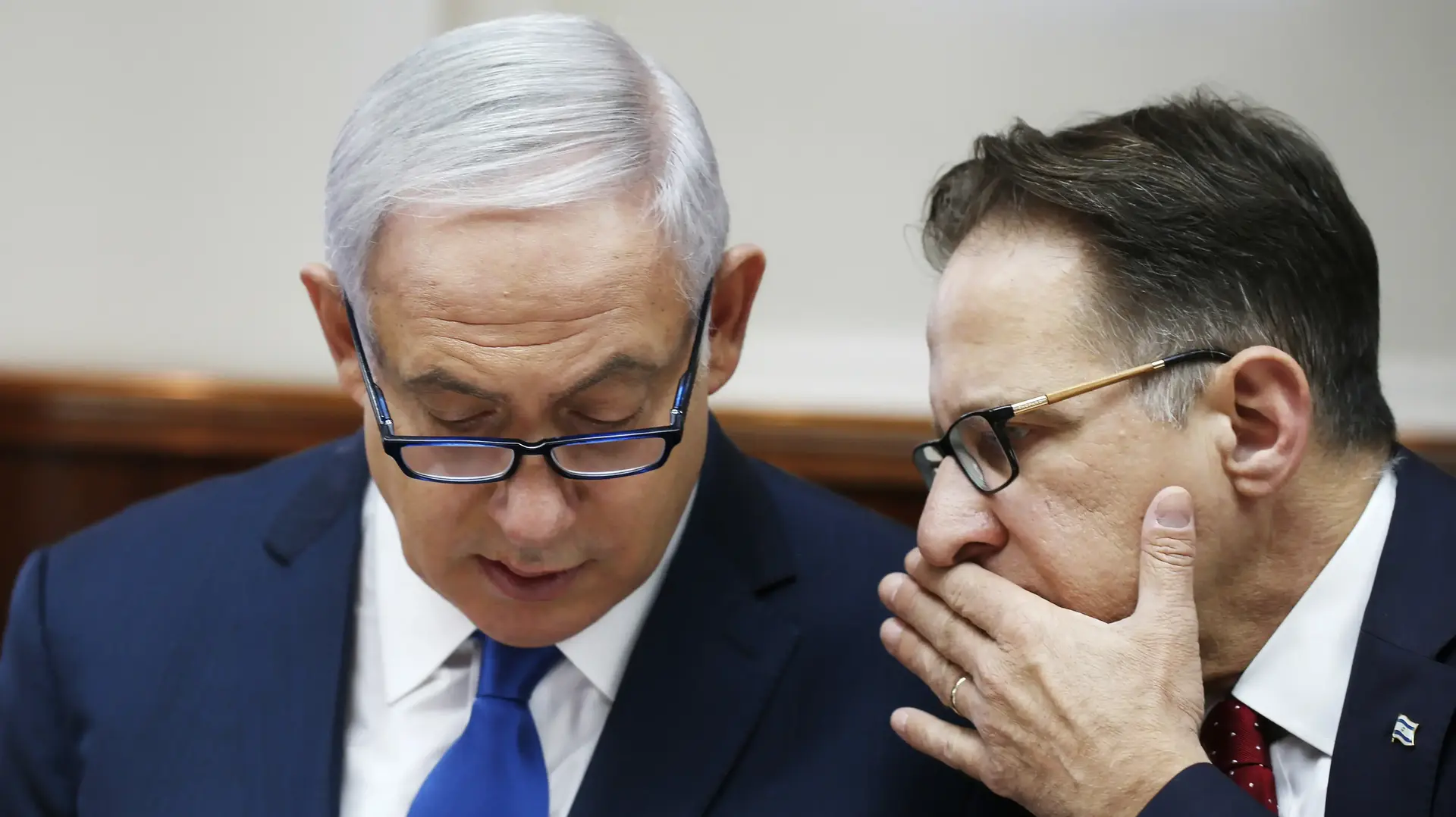 ראש הממשלה בנימין נתניהו ומזכיר הממשלה צחי ברוורמן בישיבת ממשלה, 15 ביולי 2018