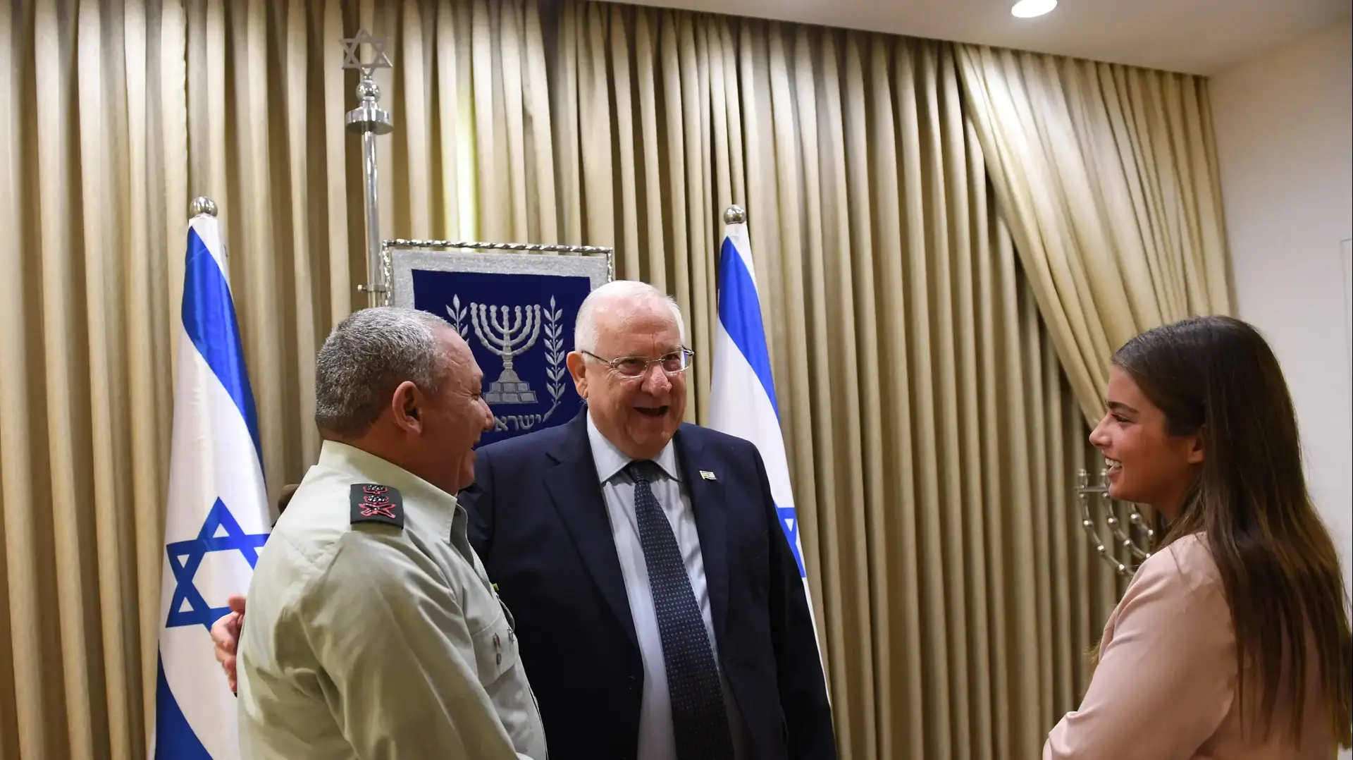 נשיא המדינה ראובן (רובי) ריבלין והרמטכ"ל גדי איזנקוט נפגשים עם נועה קירל
נשיא המדינה ראובן (רובי) ריבלין והרמטכ"ל גדי איזנקוט נפגשים עם נועה קירל