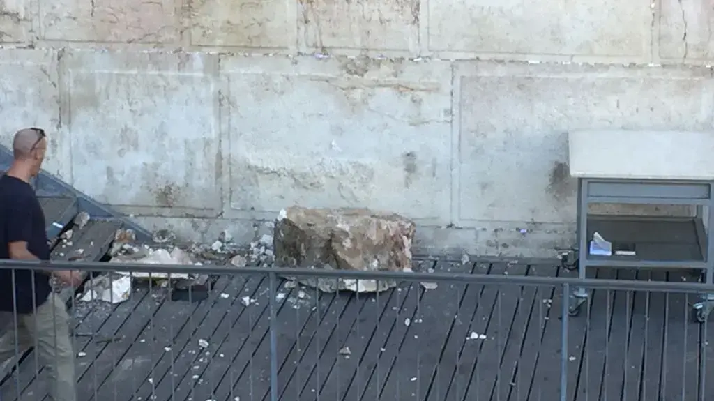 אבן נפלה מהכותל המערבי אבן נפלה מהכותל המערבי