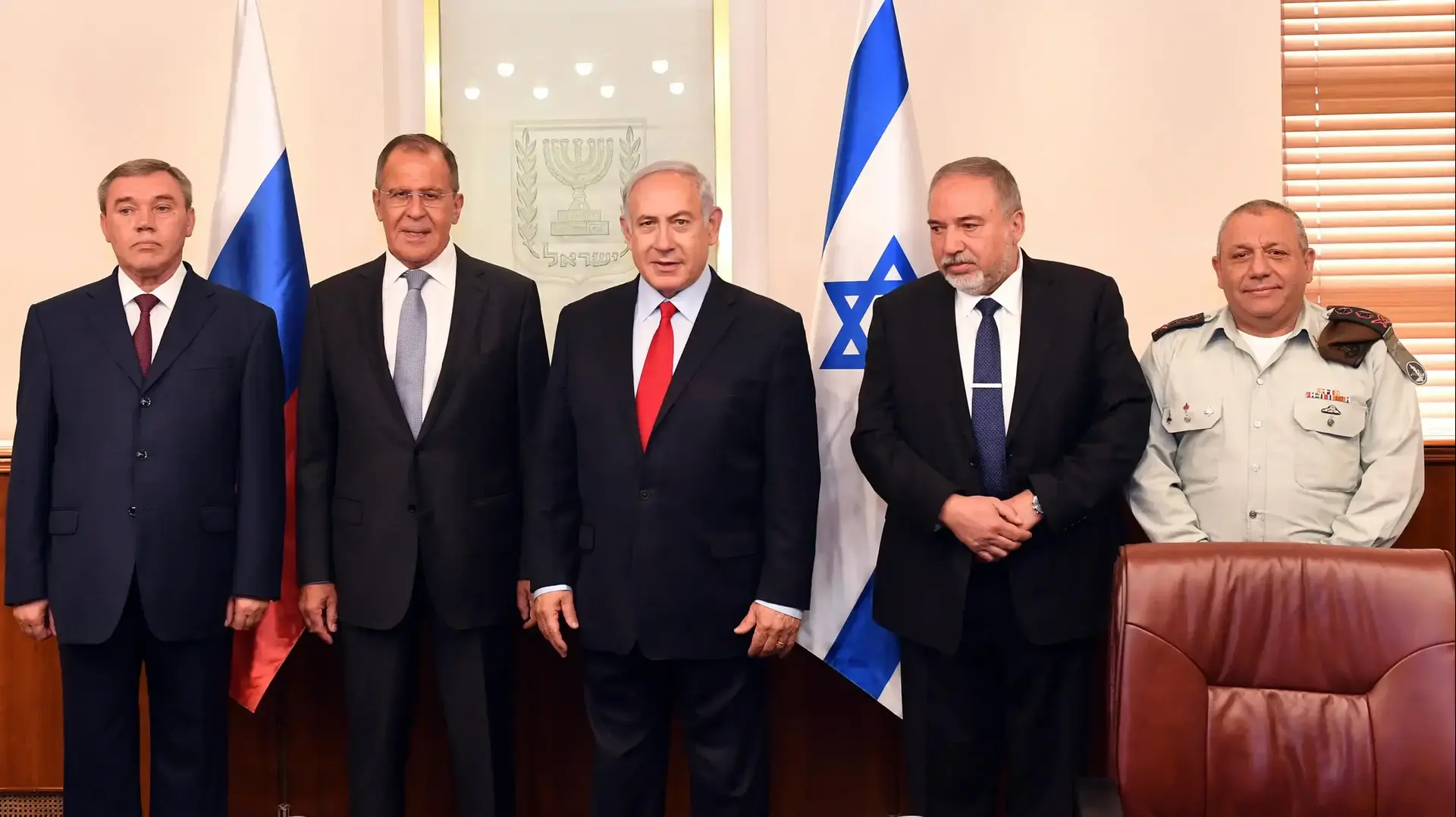 ראש הממשלה בנימין נתניהו, שר הביטחון אביגדור ליברמן והרמטכ"ל גדי איזנקוט בפגישה עם שר החוץ של רוסיה סרגיי לברוב ועם הרמטכ"ל הרוסי ולרי גרסימוב בירושלים, 23 ביולי 2018 ראש הממשלה בנימין נתניהו, שר הביטחון אביגדור ליברמן והרמטכ"ל גדי איזנקוט בפגישה עם שר החוץ של רוסיה סרגיי לברוב ועם הרמטכ"ל הרוסי ולרי גרסימוב בירושלים, 23 ביולי 2018