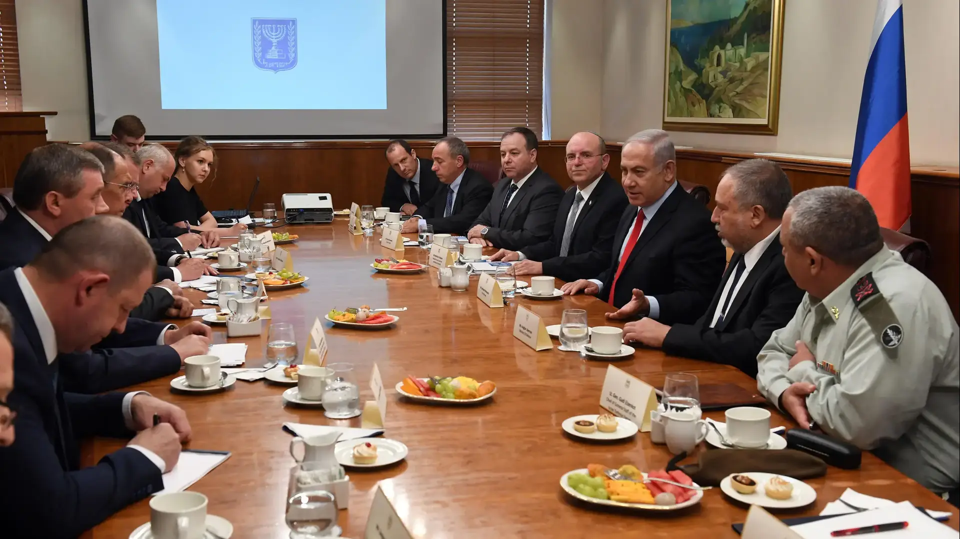 ראש הממשלה בנימין נתניהו, שר הביטחון אביגדור ליברמן והרמטכ"ל גדי איזנקוט בפגישה עם שר החוץ של רוסיה סרגיי לברוב ועם הרמטכ"ל הרוסי ולרי גרסימוב בירושלים, 23 ביולי 2018 ראש הממשלה בנימין נתניהו, שר הביטחון אביגדור ליברמן והרמטכ"ל גדי איזנקוט בפגישה עם שר החוץ של רוסיה סרגיי לברוב ועם הרמטכ"ל הרוסי ולרי גרסימוב בירושלים, 23 ביולי 2018