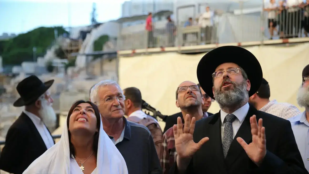 הרב הראשי לישראל דוד לאו עם שרת התרבות מירי רגב בכותל המערבי ב-23 ביולי 2017