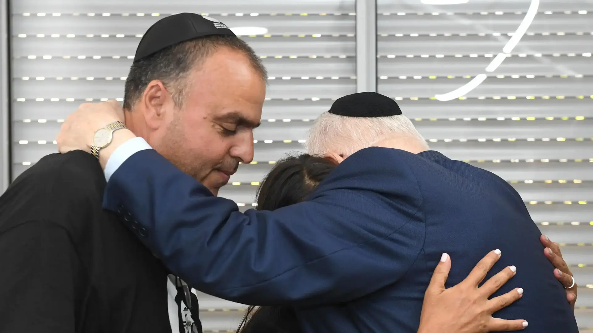 ביקור תנחומים של נשיא המדינה ראובן ריבלין בבית משפחתו של סמל ראשון אביב לוי, שנהרג מירי צלפים בפעילות מבצעית בגבול רצועת עזה, 23 ביולי 2018 ביקור תנחומים של נשיא המדינה ראובן ריבלין בבית משפחתו של סמל ראשון אביב לוי, שנהרג מירי צלפים בפעילות מבצעית בגבול רצועת עזה, 23 ביולי 2018