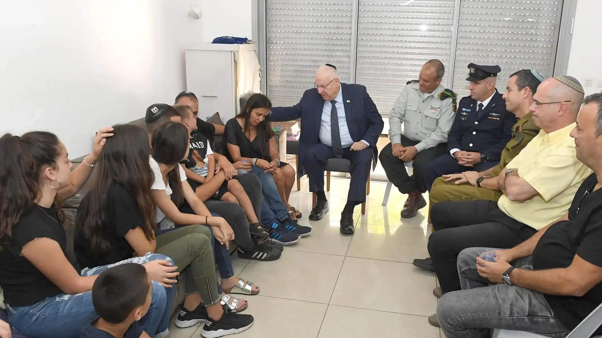 ביקור תנחומים של נשיא המדינה ראובן ריבלין בבית משפחתו של סמל ראשון אביב לוי, שנהרג מירי צלפים בפעילות מבצעית בגבול רצועת עזה, 23 ביולי 2018 ביקור תנחומים של נשיא המדינה ראובן ריבלין בבית משפחתו של סמל ראשון אביב לוי, שנהרג מירי צלפים בפעילות מבצעית בגבול רצועת עזה, 23 ביולי 2018