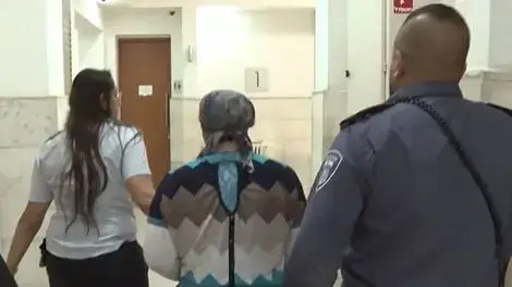 האם החשודה בהזרקת אינסולין לילדיה בדיון בהארכת מעצרה בבית משפט השלום בירושלים, 24 ביולי 2018 האם החשודה בהזרקת אינסולין לילדיה בדיון בהארכת מעצרה בבית משפט השלום בירושלים, 24 ביולי 2018