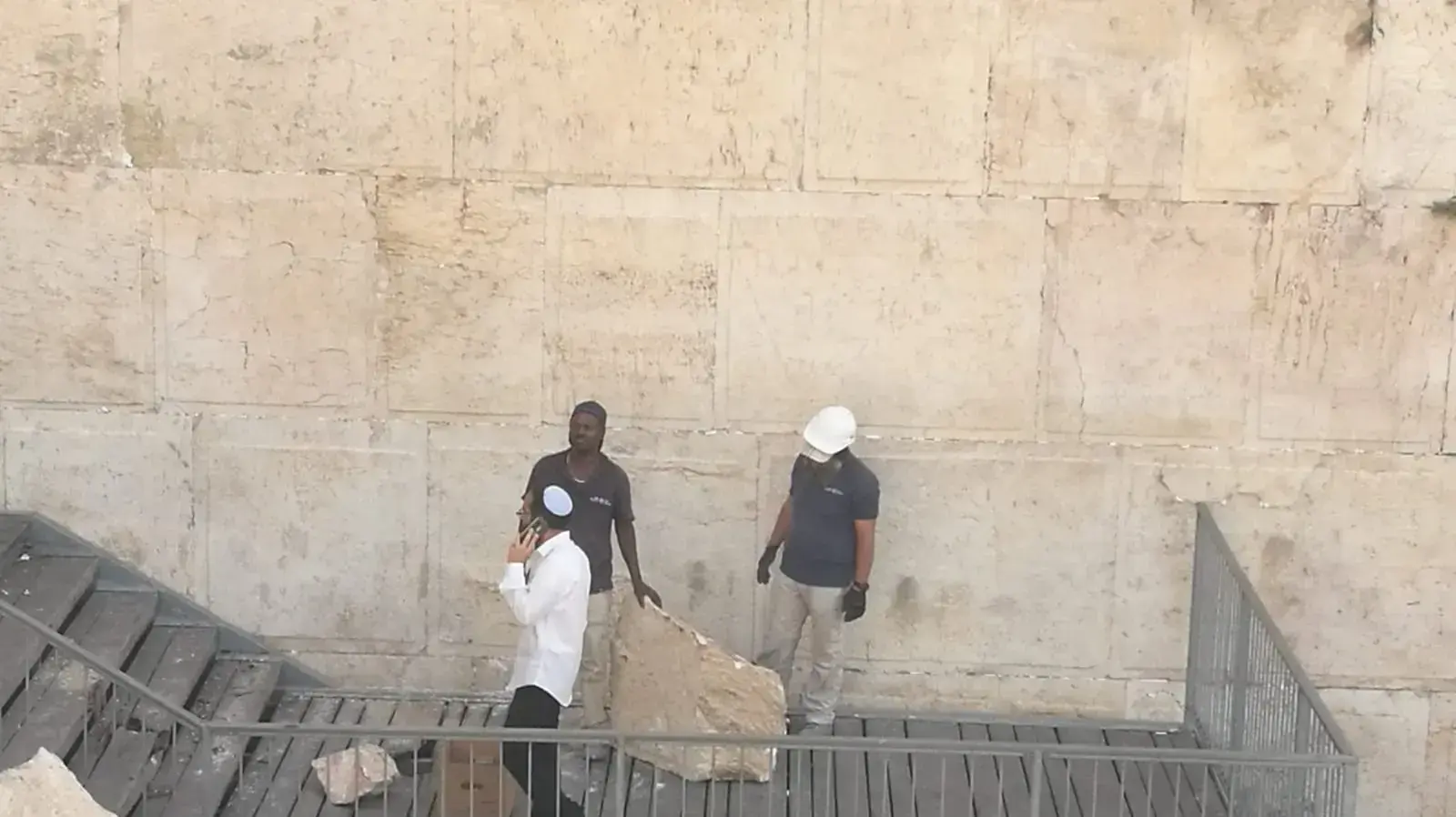 העברת האבן שהתנתקה מהכותל, 25 ביולי 2018 העברת האבן שהתנתקה מהכותל, 25 ביולי 2018