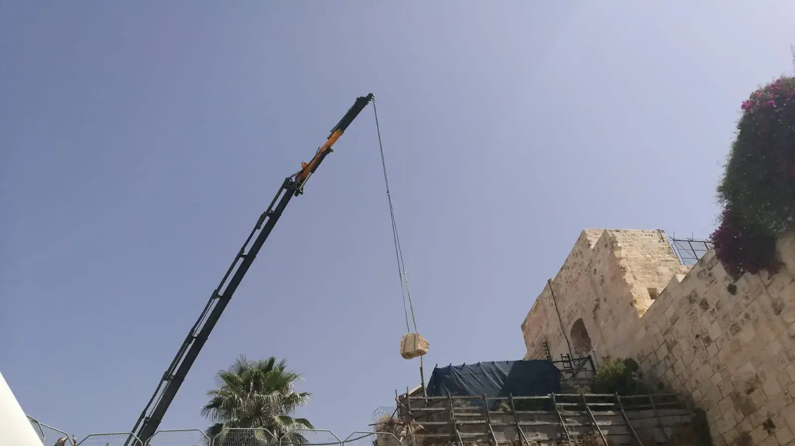 העברת האבן שהתנתקה מהכותל, 25 ביולי 2018 העברת האבן שהתנתקה מהכותל, 25 ביולי 2018