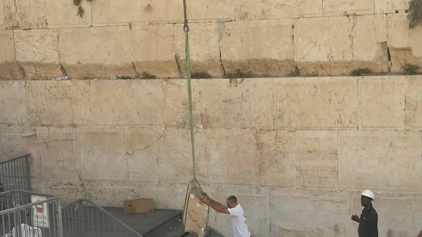 העברת האבן שהתנתקה מהכותל, 25 ביולי 2018 העברת האבן שהתנתקה מהכותל, 25 ביולי 2018