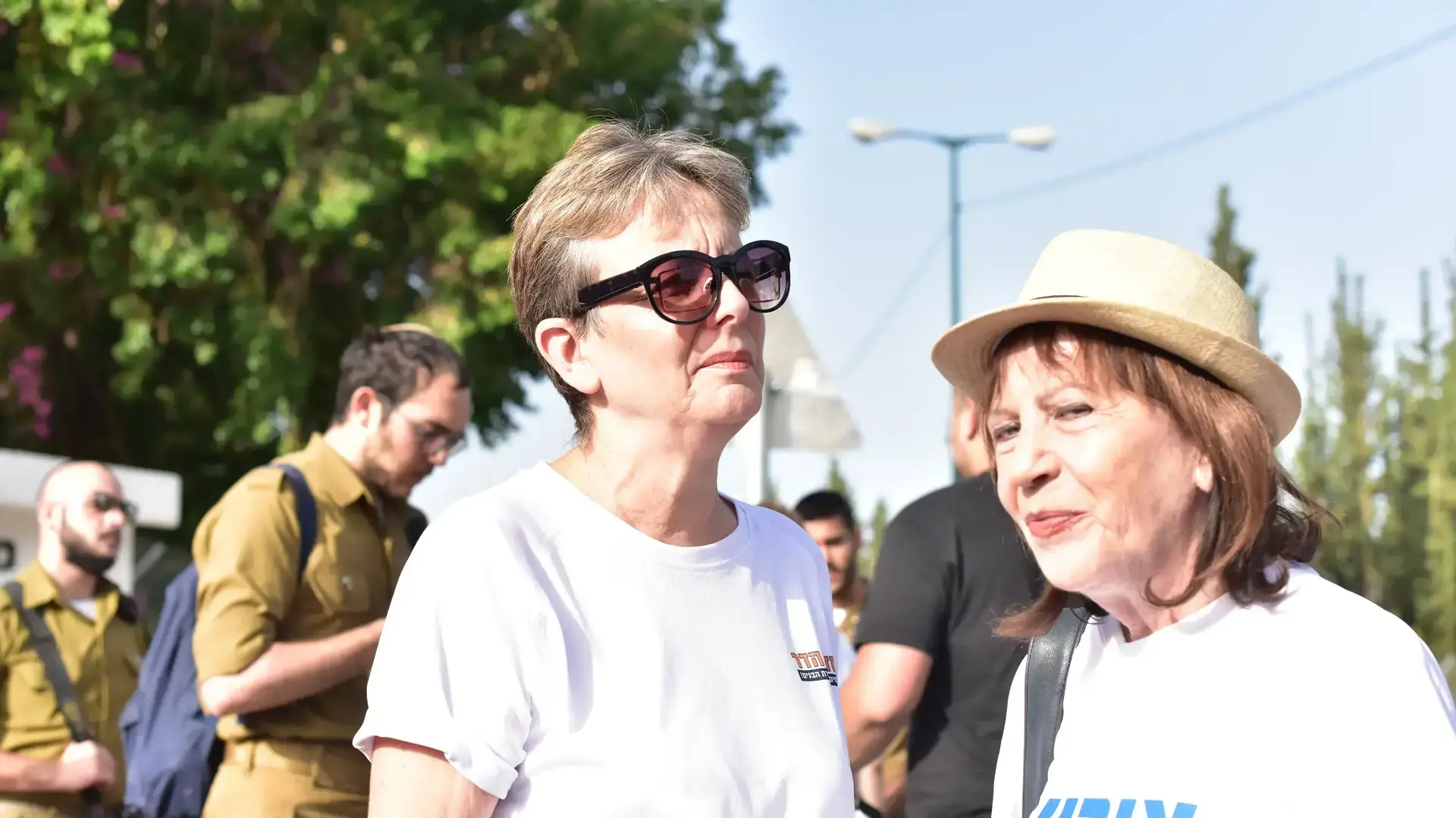 אימותיהם של אורון שאול והדר גולדין בבקו"ם בתל השומר משכנעות אימהות של צעירים שמתגייסים הבוקר לגולני להצטרף למאבקן, 25 ביולי 2018 אימותיהם של אורון שאול והדר גולדין בבקו"ם בתל השומר משכנעות אימהות של צעירים שמתגייסים הבוקר לגולני להצטרף למאבקן, 25 ביולי 2018