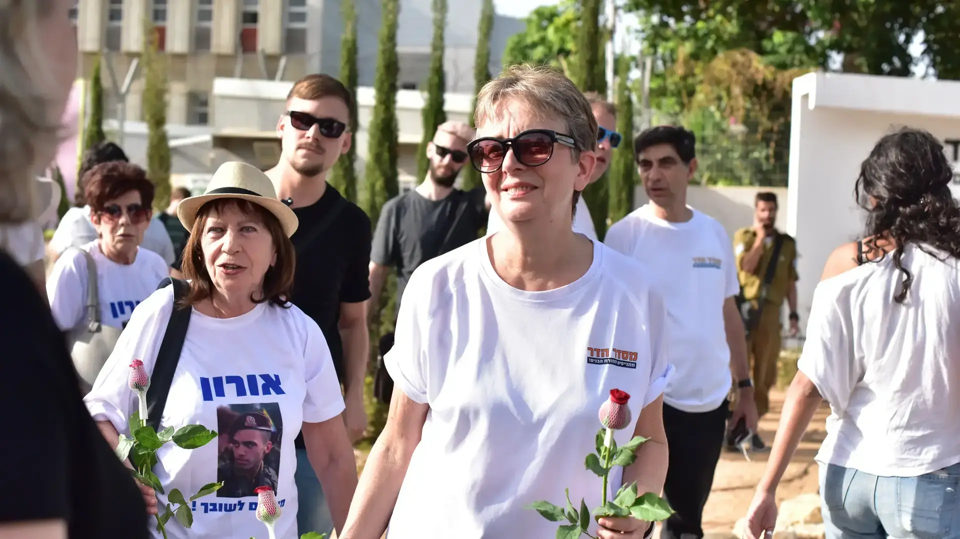 אימותיהם של אורון שאול והדר גולדין בבקו"ם בתל השומר משכנעות אימהות של צעירים שמתגייסים הבוקר לגולני להצטרף למאבקן, 25 ביולי 2018 אימותיהם של אורון שאול והדר גולדין בבקו"ם בתל השומר משכנעות אימהות של צעירים שמתגייסים הבוקר לגולני להצטרף למאבקן, 25 ביולי 2018