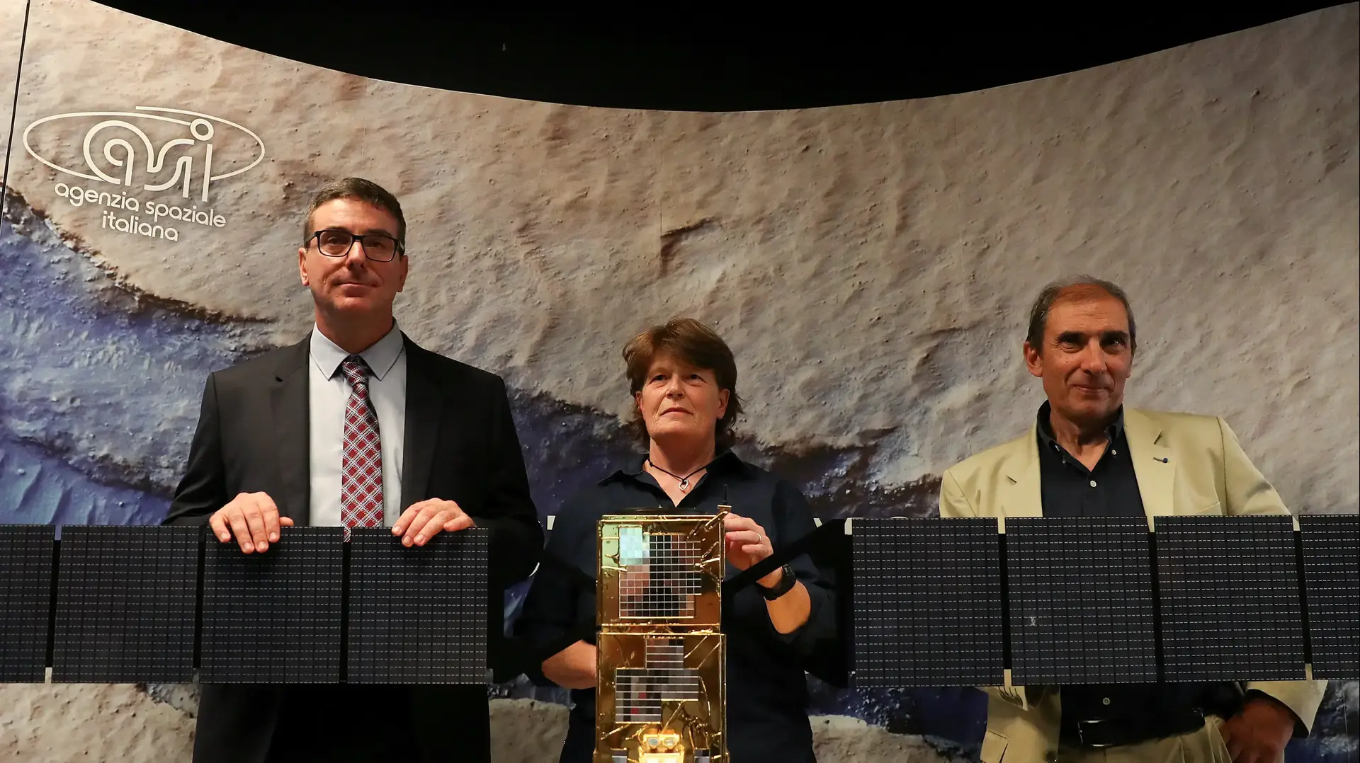 המדענים לפי המסע"ת במטה סוכנות החלל האיטלקית ברומא לקראת הצגת תגלית בו מצאו עדויות לקיום מאגר מים תת-קרקעי במאדים 25 ביולי 2018
המדענים לפי המסע"ת במטה סוכנות החלל האיטלקית ברומא לקראת הצגת תגלית בו מצאו עדויות לקיום מאגר מים תת-קרקעי במאדים 25 ביולי 2018