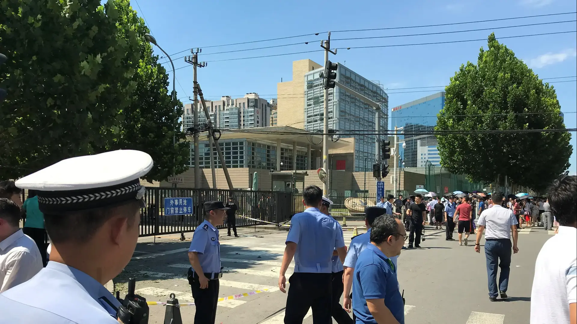 שוטר מחוץ לבניין שגרירות ארצות הברית בבייג'ינג בירת סין, לאחר שאישה ניסתה להצית את עצמה במקום, 26 ביולי 2018 שוטר מחוץ לבניין שגרירות ארצות הברית בבייג'ינג בירת סין, לאחר שאישה ניסתה להצית את עצמה במקום, 26 ביולי 2018