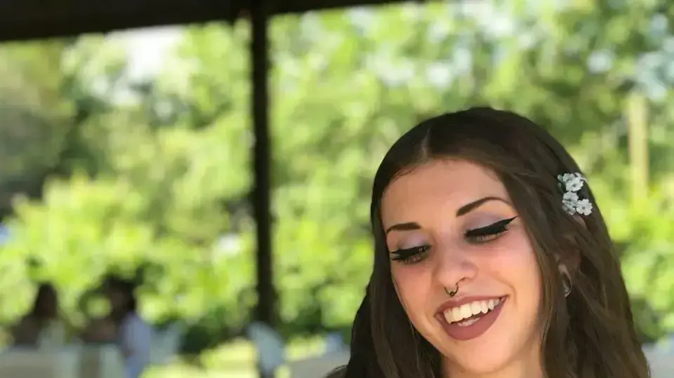 המלצרית שהכתה אדם שתפס אותה בישבן המלצרית שהכתה אדם שתפס אותה בישבן