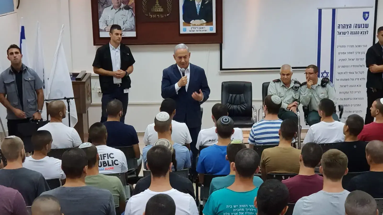 ראש הממשלה במהלך פגישה עם מתגייסי מחזור יולי 2018, בסיס תל השומר 26 ביולי 2018 ראש הממשלה במהלך פגישה עם מתגייסי מחזור יולי 2018, בסיס תל השומר 26 ביולי 2018