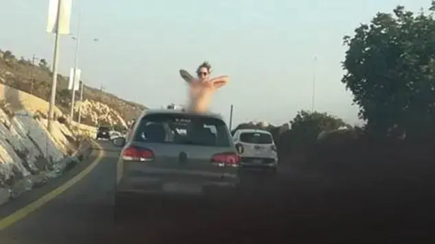 צעירה לבנונית חשפה את שדיה בנסיעה בכביש מהיר צעירה לבנונית חשפה את שדיה בנסיעה בכביש מהיר