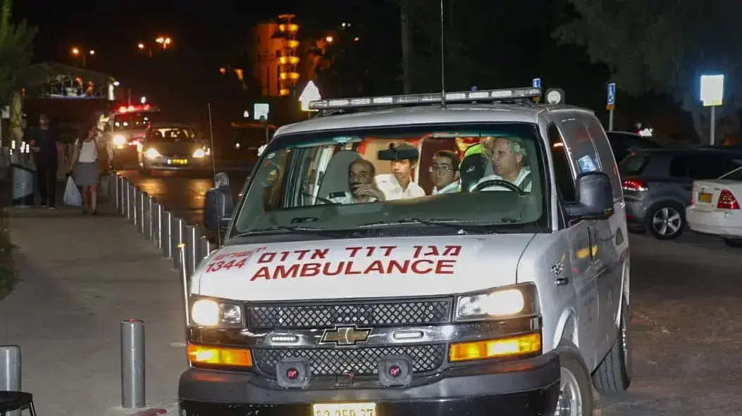 הגעת הפצוע מאירוע הדקירה בישוב אדם לבית החולים שערי צדק בירושלים הגעת הפצוע מאירוע הדקירה בישוב אדם לבית החולים שערי צדק בירושלים