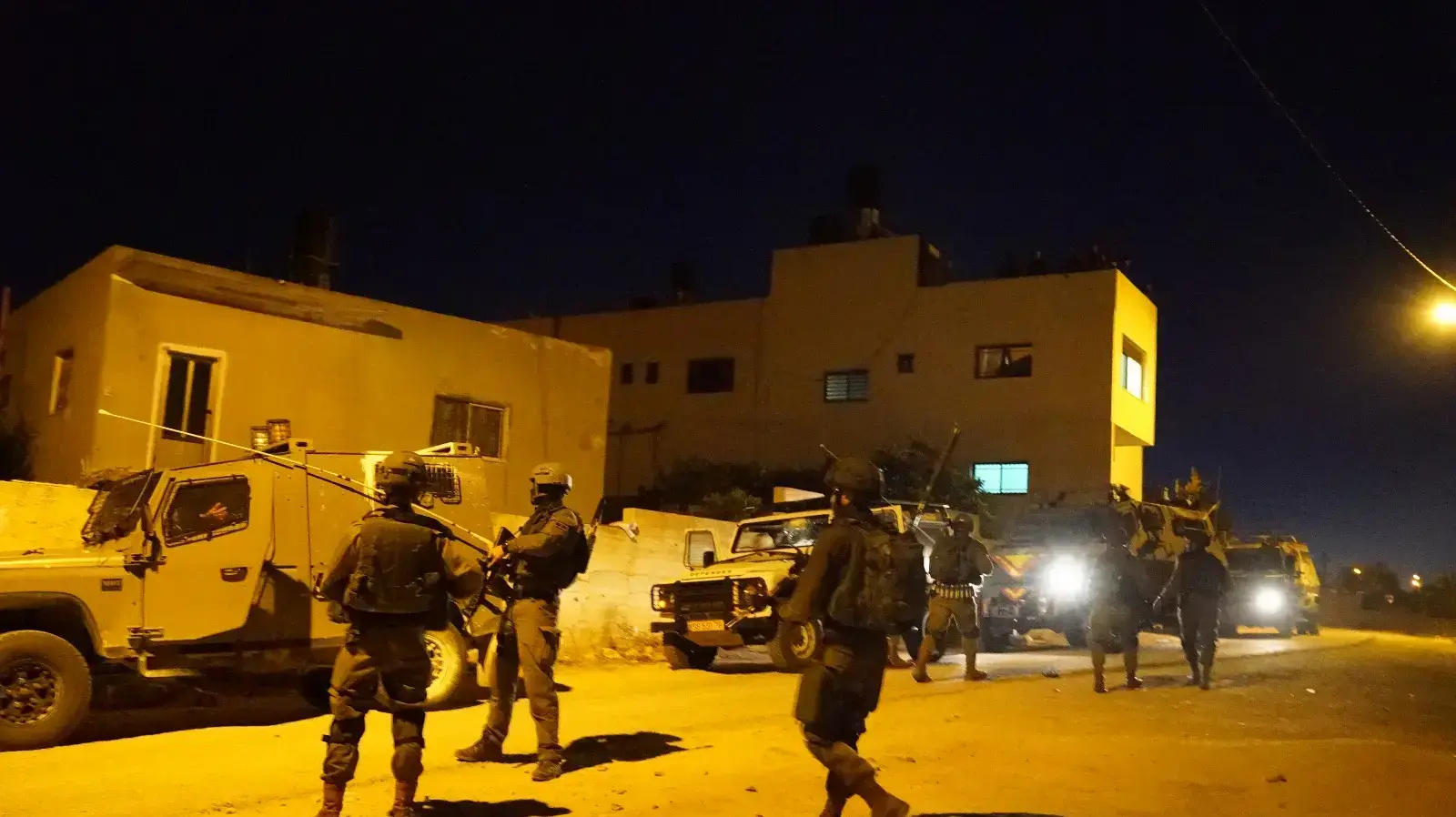כוחות צה"ל פושטים על בית המחבל מפיגוע הדקירה באדם בכפר כובר ליד רמאללה כוחות צה"ל פושטים על בית המחבל מפיגוע הדקירה באדם בכפר כובר ליד רמאללה