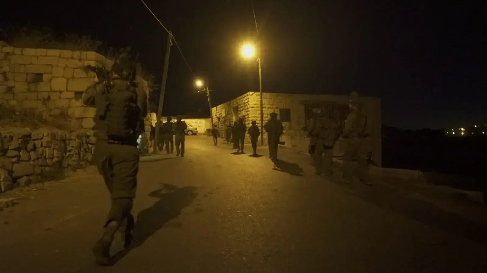כוחות צה"ל פושטים על בית המחבל מפיגוע הדקירה באדם בכפר כובר ליד רמאללה כוחות צה"ל פושטים על בית המחבל מפיגוע הדקירה באדם בכפר כובר ליד רמאללה