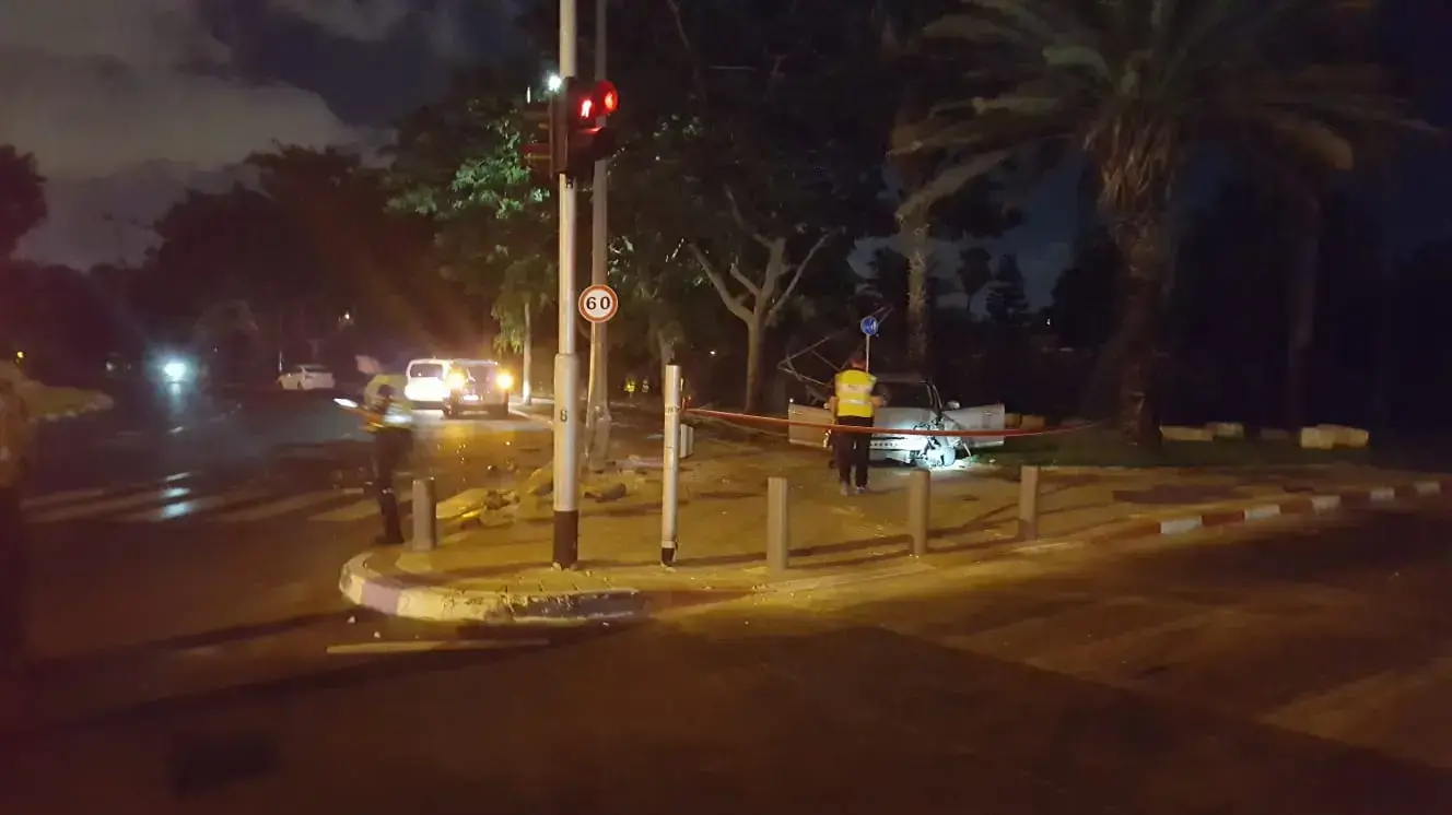 זירת התאונה, בה נהרג נער בן 13, בתל אביב. הנהג חשוד שהיה תחת השפעת אלכוהול זירת התאונה, בה נהרג נער בן 13, בתל אביב. הנהג חשוד שהיה תחת השפעת אלכוהול