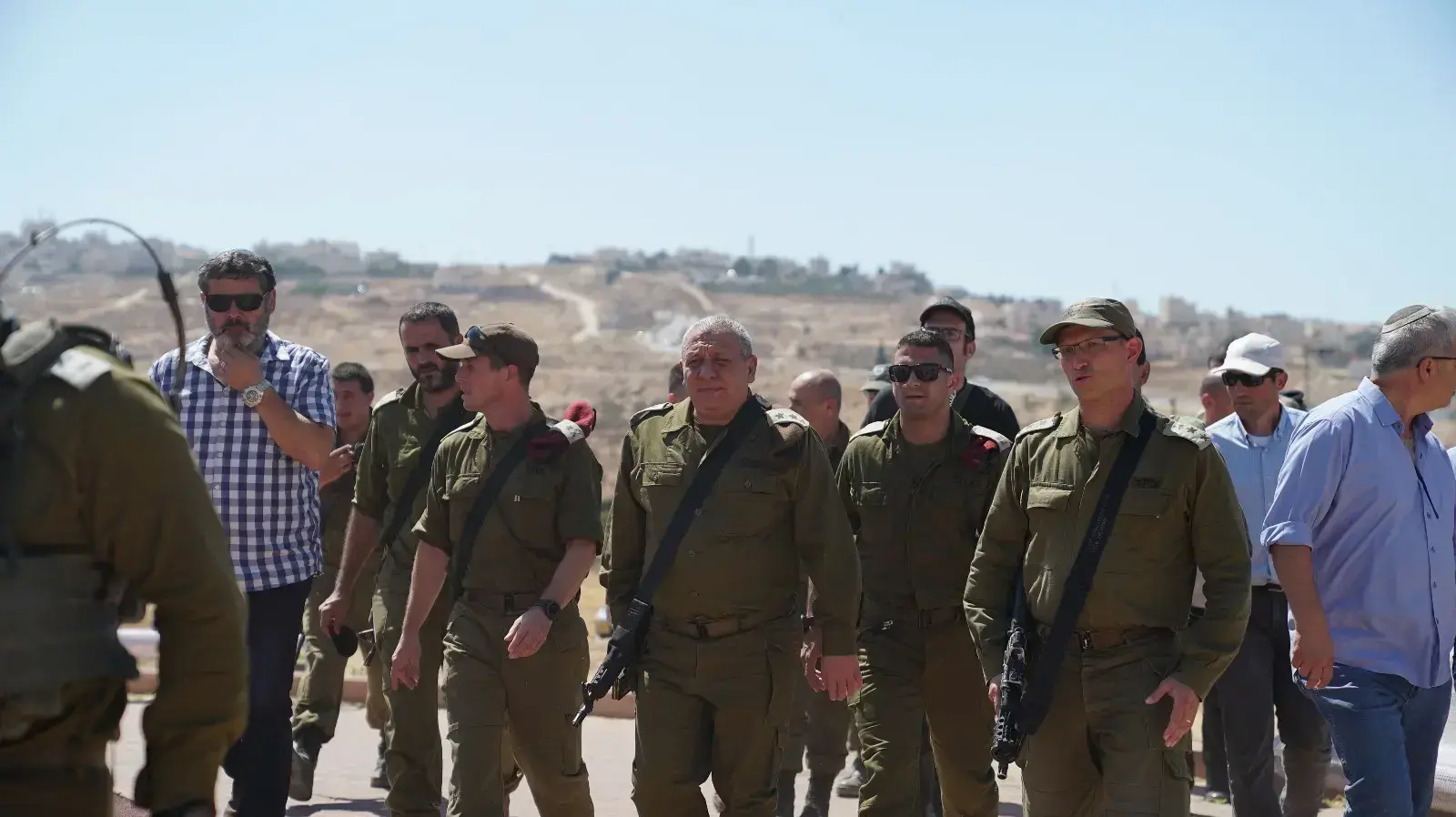 רב אלוף גדי איזנקוט, בנקודה בה אירע אמש פיגוע הדקירה בהתנחלות אדם ה-27 ביולי 2018 רב אלוף גדי איזנקוט, בנקודה בה אירע אמש פיגוע הדקירה בהתנחלות אדם ה-27 ביולי 2018