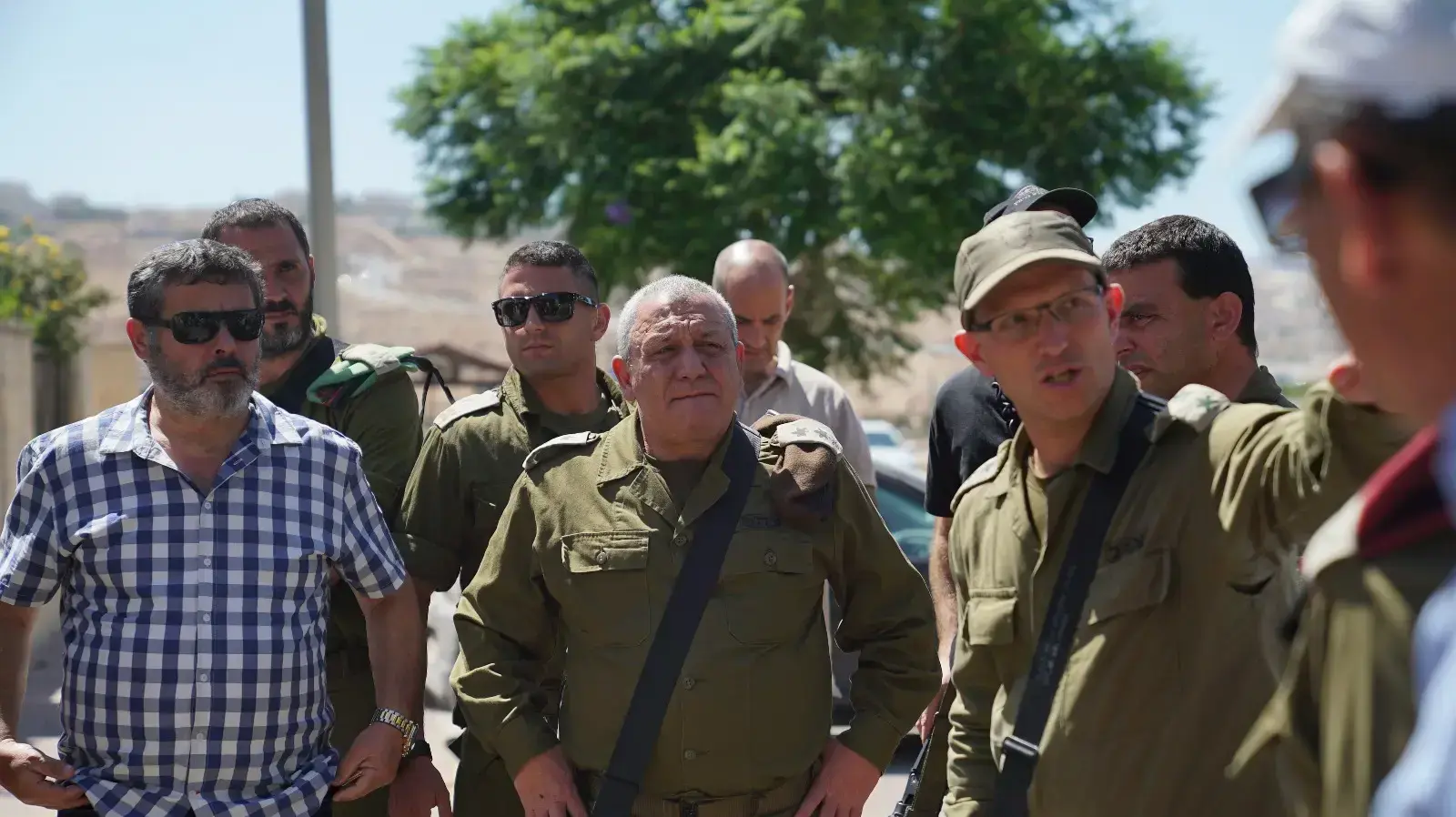 רב אלוף גדי איזנקוט, בנקודה בה אירע אמש פיגוע הדקירה בהתנחלות אדם ה-27 ביולי 2018 רב אלוף גדי איזנקוט, בנקודה בה אירע אמש פיגוע הדקירה בהתנחלות אדם ה-27 ביולי 2018