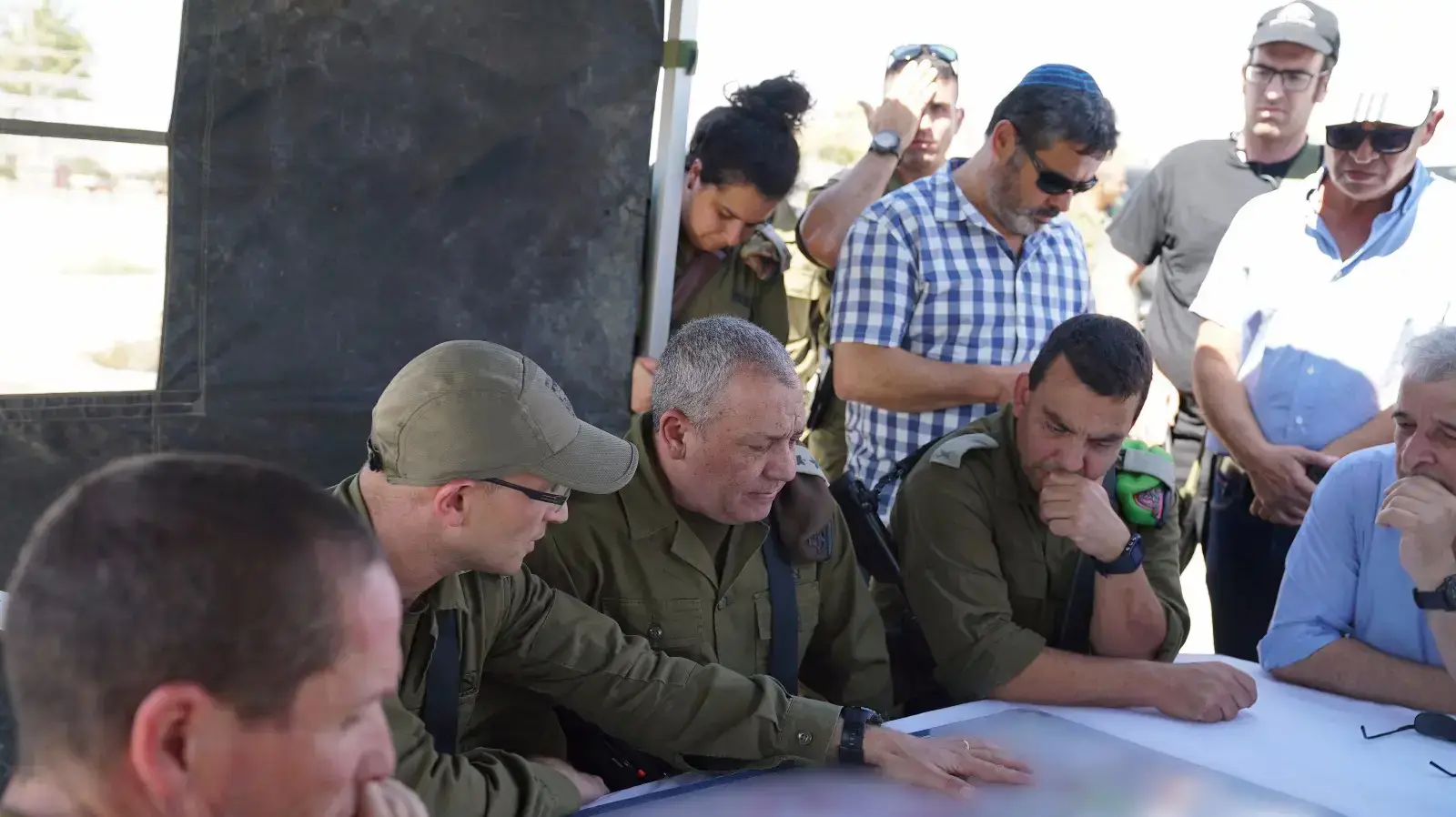 רב אלוף גדי איזנקוט, בנקודה בה אירע אמש פיגוע הדקירה בהתנחלות אדם ה-27 ביולי 2018 רב אלוף גדי איזנקוט, בנקודה בה אירע אמש פיגוע הדקירה בהתנחלות אדם ה-27 ביולי 2018