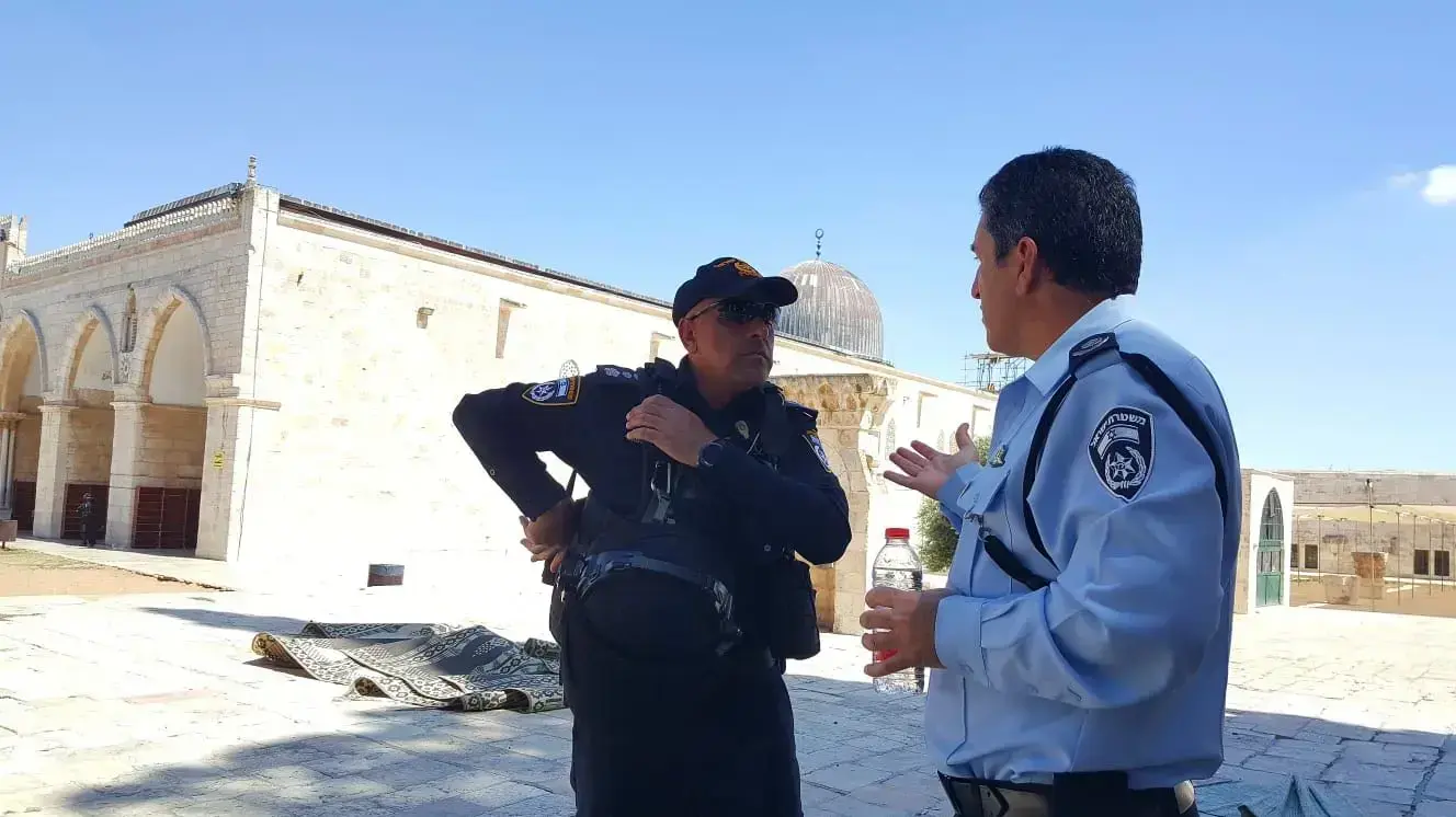 צעירים זרקו אבנים על שוטרים
עם סיום תפילת יום השישי צעירים זרקו אבנים על שוטרים
עם סיום תפילת יום השישי