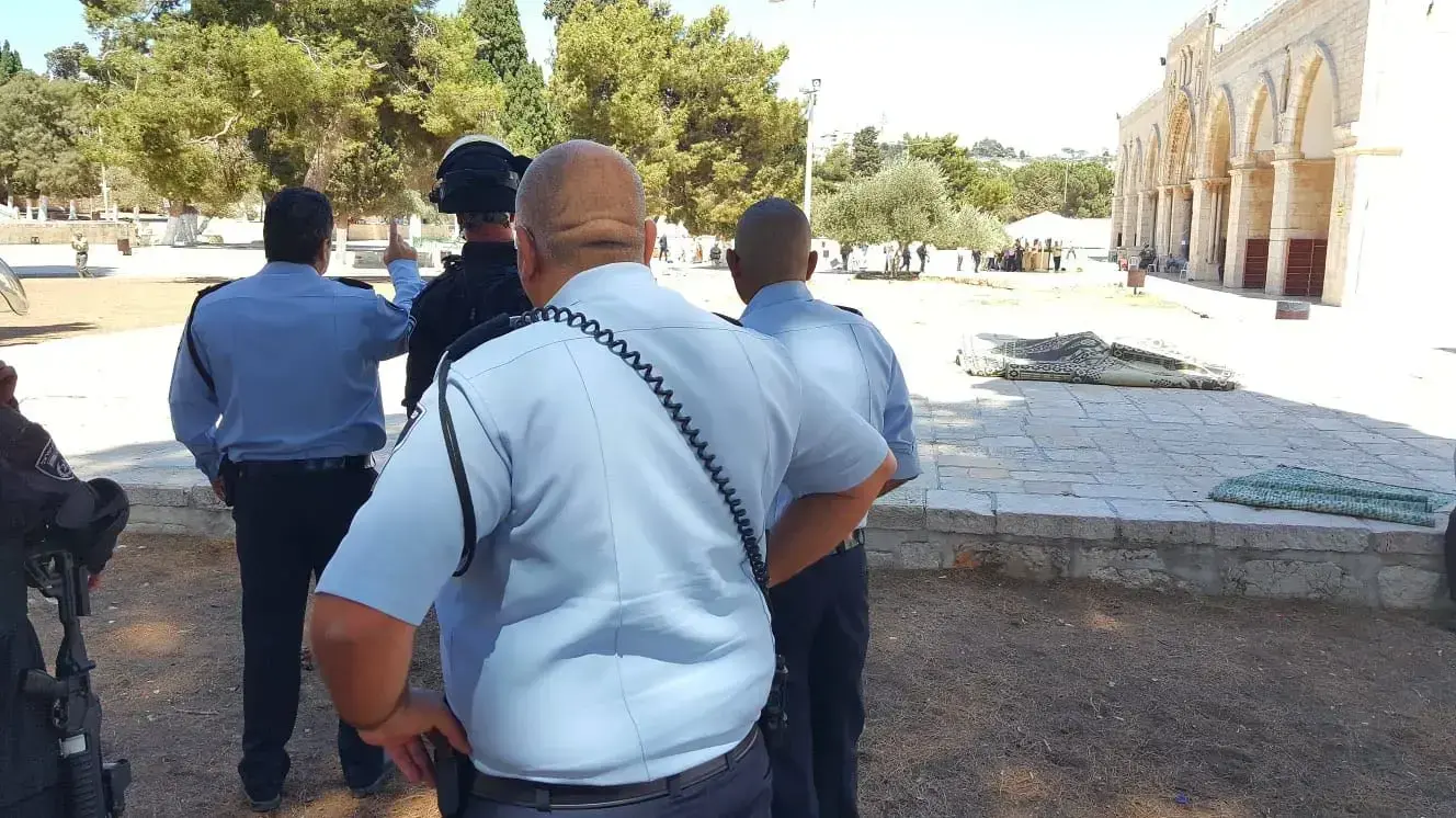 צעירים זרקו אבנים על שוטרים
עם סיום תפילת יום השישי צעירים זרקו אבנים על שוטרים
עם סיום תפילת יום השישי