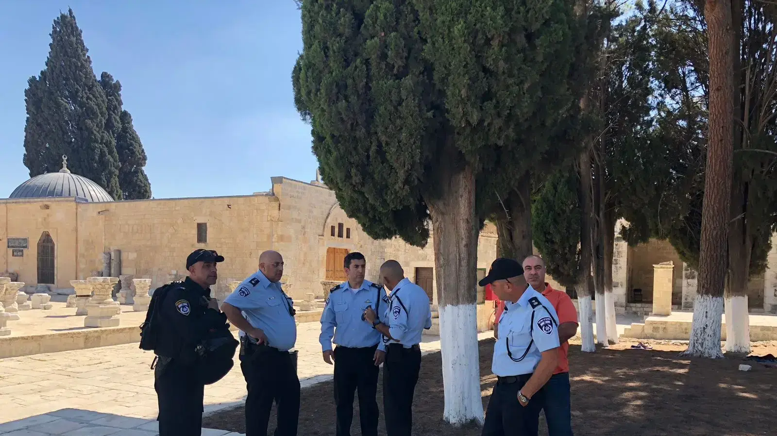 צעירים זרקו אבנים על שוטרים
עם סיום תפילת יום השישי צעירים זרקו אבנים על שוטרים
עם סיום תפילת יום השישי