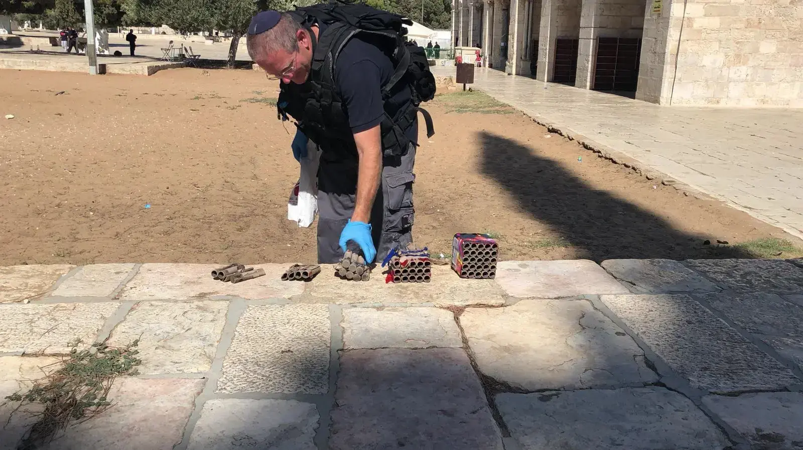 צעירים זרקו אבנים על שוטרים
עם סיום תפילת יום השישי צעירים זרקו אבנים על שוטרים
עם סיום תפילת יום השישי