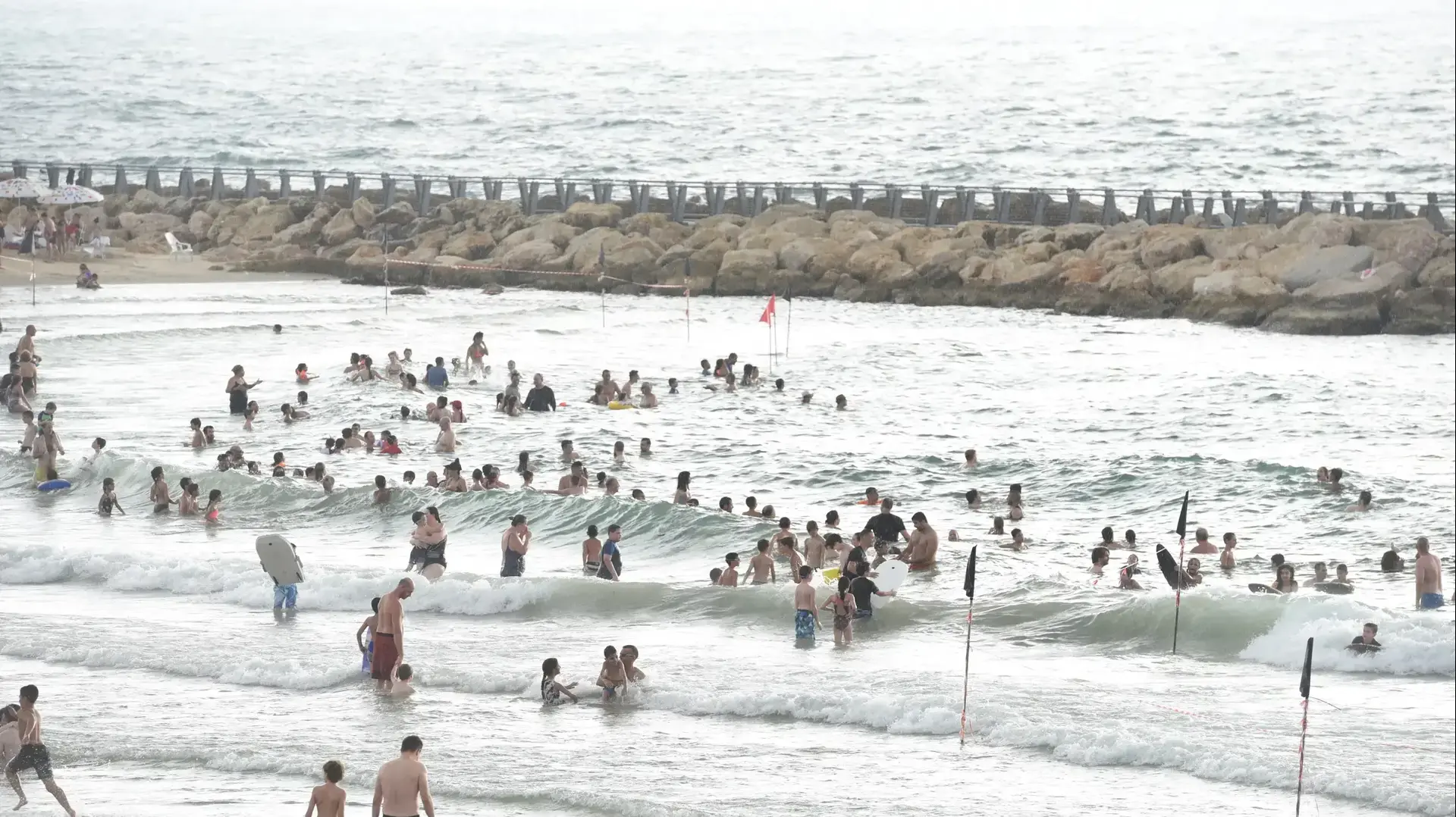 גשם באמצע הקיץ, חוף תל ברוך בת"א, 28 ביולי 2018 גשם באמצע הקיץ, חוף תל ברוך בת"א, 28 ביולי 2018