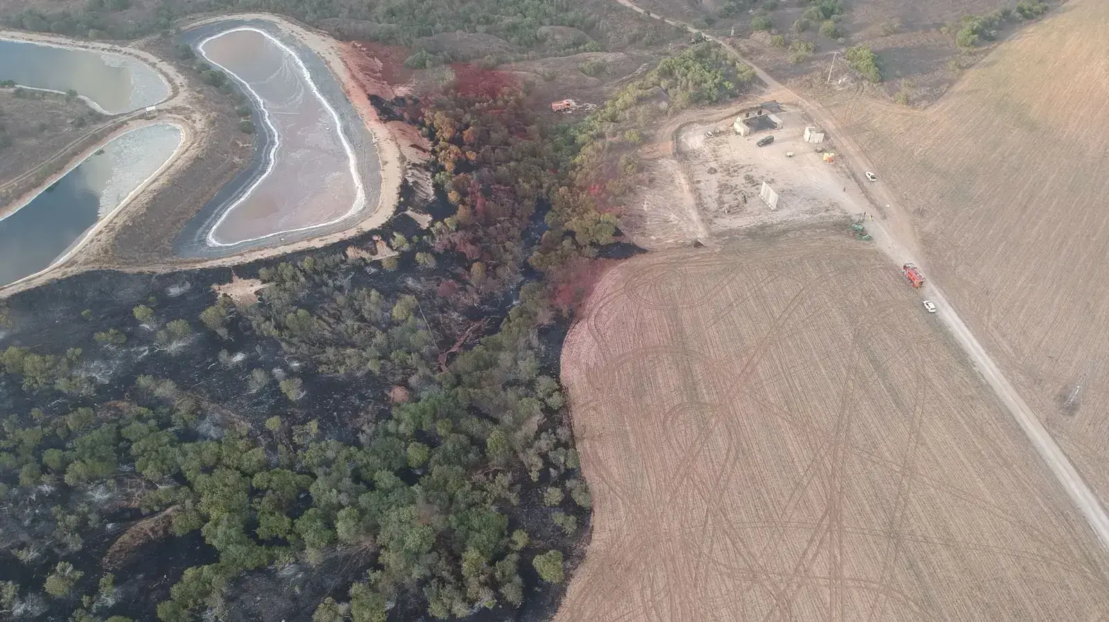 צוותי כיבוי פועלים בשריפה גדולה סמוך לגבים ובסיוע של זרנוקי מים של צה"ל ויחד עם 2 מטוסי כיבוי מטייסת אלעד. חוקר שריפות שהגיע למקום עוד בתחילת האירוע קבע חד משמעית כי השריפה נגרמה מבלון, 28 ביולי 2018 צוותי כיבוי פועלים בשריפה גדולה סמוך לגבים ובסיוע של זרנוקי מים של צה"ל ויחד עם 2 מטוסי כיבוי מטייסת אלעד. חוקר שריפות שהגיע למקום עוד בתחילת האירוע קבע חד משמעית כי השריפה נגרמה מבלון, 28 ביולי 2018