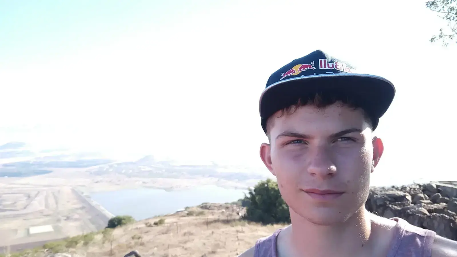 ג'ואל, עד הראייה משריפת המלונית ונמלט עם אמא שלו ואחותו ג'ואל, עד הראייה משריפת המלונית ונמלט עם אמא שלו ואחותו