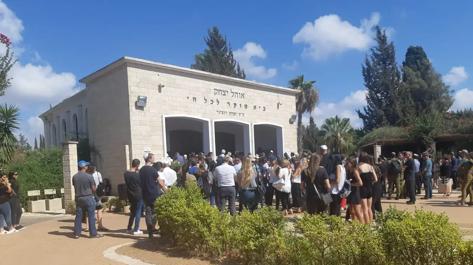 הלוויתו של אילון שלו-אמסלם שנהרג בתאונת דרכים בתל אביב ב-29 ביולי 2018 הלוויתו של אילון שלו-אמסלם שנהרג בתאונת דרכים בתל אביב ב-29 ביולי 2018