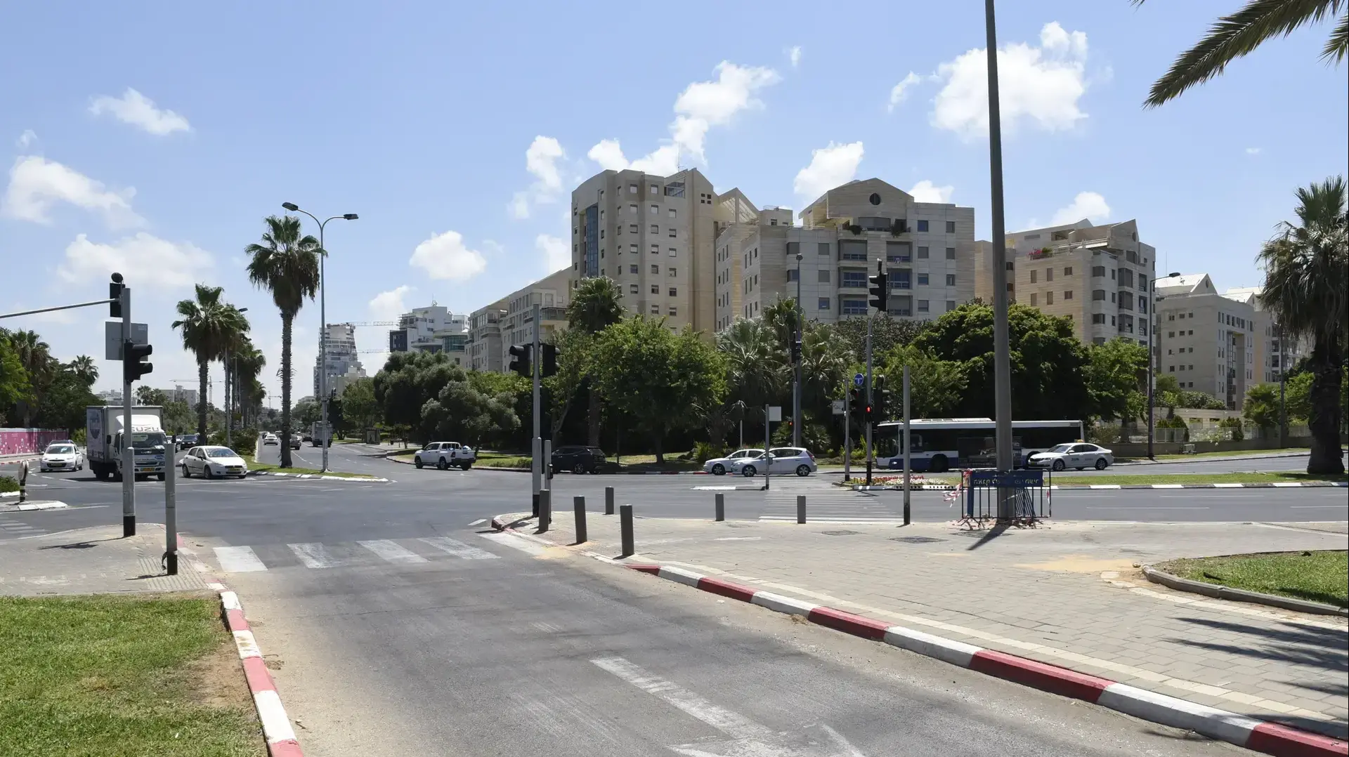 זירת התאונה בה נהרג אילון שלו-אמסלם הנער בן ה-13 שנהרג מפגיעת רכב בתל אביב ברחוב שי עגנון פינת אבן גבירול
זירת התאונה בה נהרג אילון שלו-אמסלם הנער בן ה-13 שנהרג מפגיעת רכב בתל אביב ברחוב שי עגנון פינת אבן גבירול