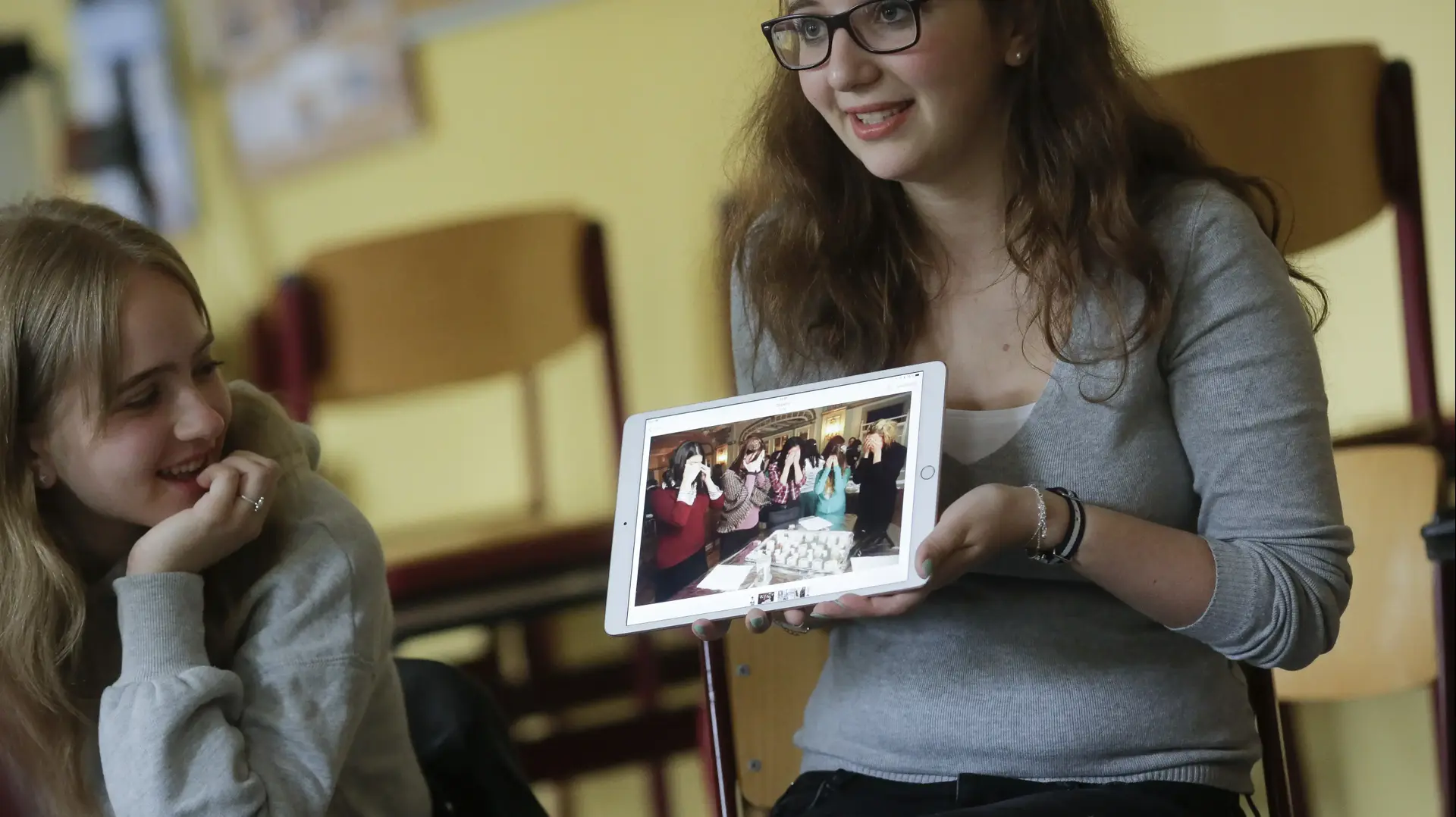 נערה יהודיה מציגה בכיתה בתיכון בעיר לוקאו, גרמניה, את חייהם של היהודים, יוני 2018 נערה יהודיה מציגה בכיתה בתיכון בעיר לוקאו, גרמניה, את חייהם של היהודים, יוני 2018