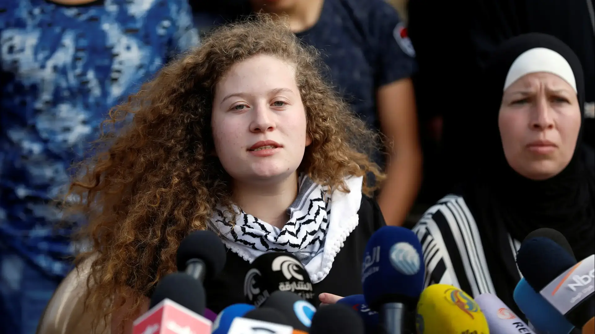 הנערה הפלסטינית, עהד תמימי במהלך מסע"ת בנבי סאלח בגדה המערבית לאחר שחרורה מהכלא הישראלי
הנערה הפלסטינית, עהד תמימי במהלך מסע"ת בנבי סאלח בגדה המערבית לאחר שחרורה מהכלא הישראלי