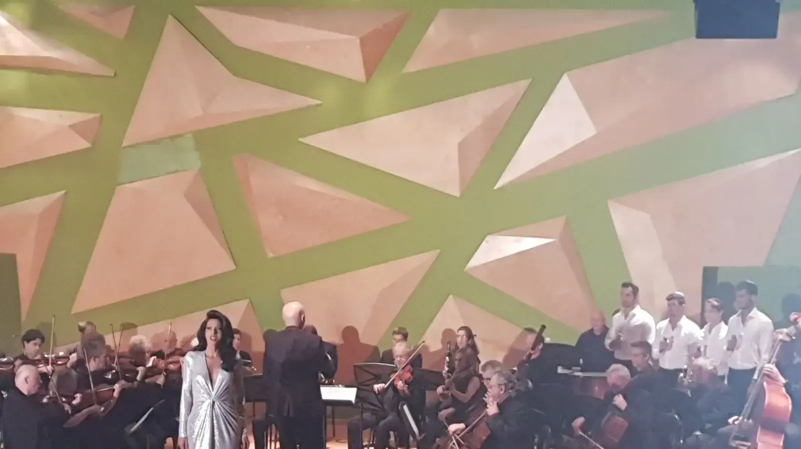 דנה אינטרנשיונל ונגני תזמורת סימפונט רעננה מתוך צילומי הקליפ לשיר "מי האיש" דנה אינטרנשיונל ונגני תזמורת סימפונט רעננה מתוך צילומי הקליפ לשיר "מי האיש"
