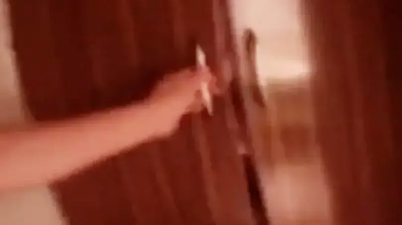 גבר נמצא בתוך הארון